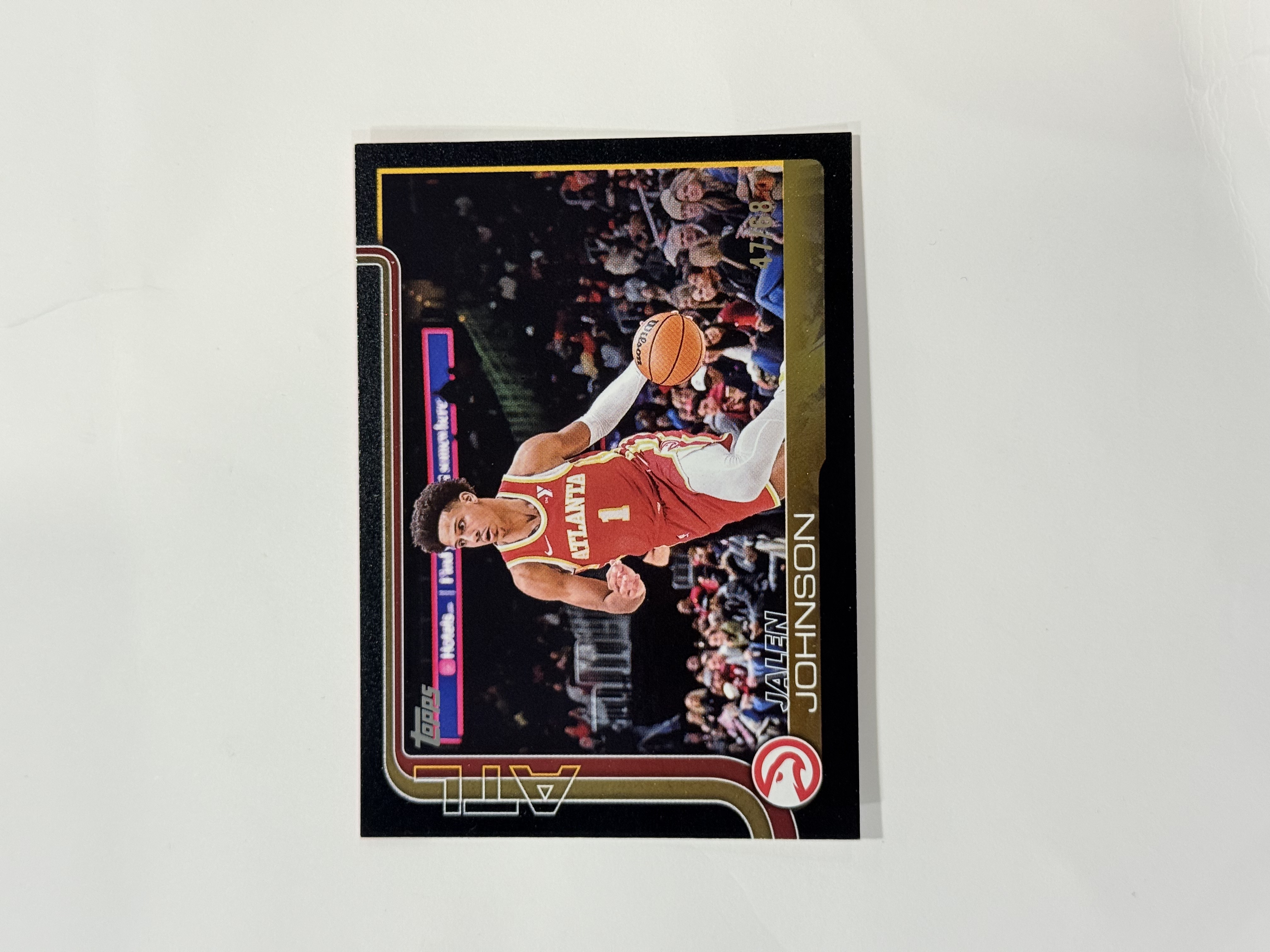 2025-26 Topps Flagship Jalen Johnson 元年旗舰 老鹰 杰伦约翰逊 黑折 47/68编 有望全明星 可冲PSA10 特雷杨好搭档 爱德华兹哈利伯顿马克西三球同届