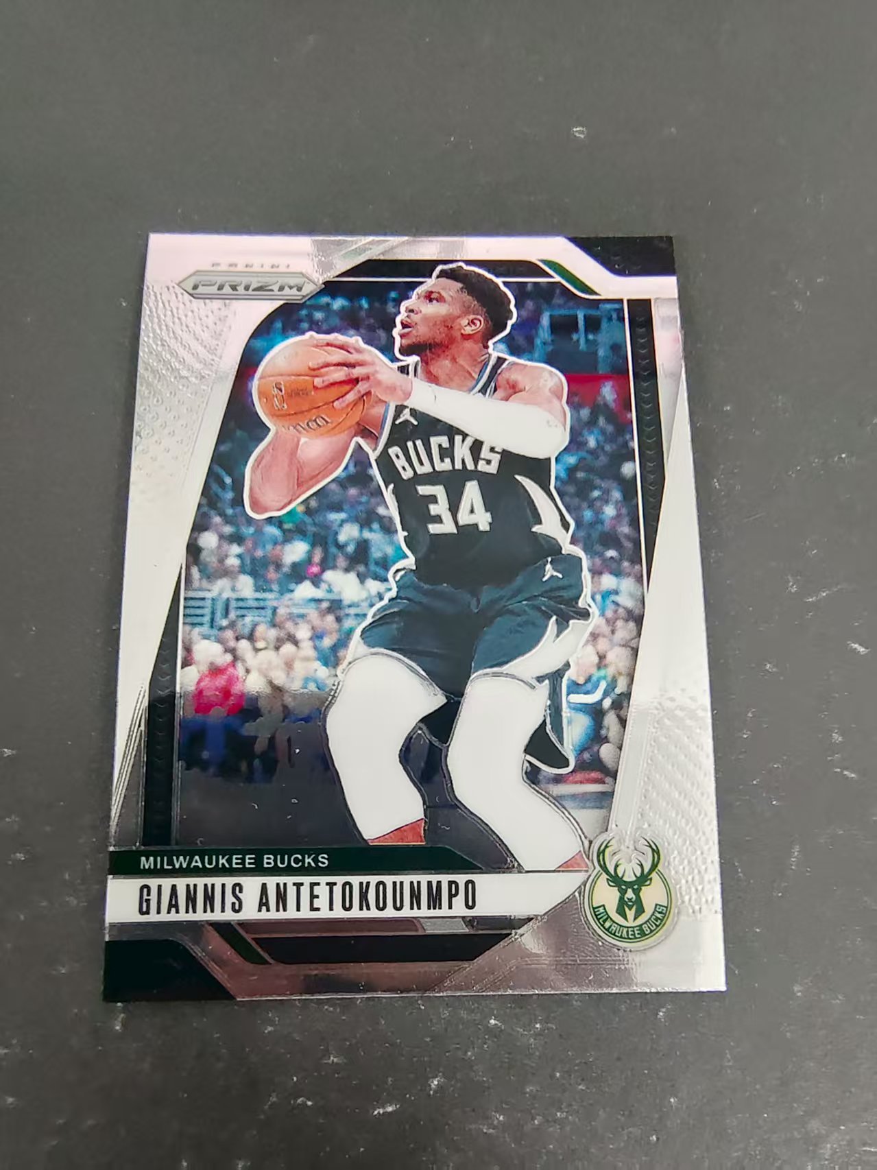 【可合并,不累计】2024-25 panini prizm GIANNIS ANTETOKOUNMPO 雄鹿 阿德托昆博 字母哥 PZ 划痕 边角瑕疵 #85