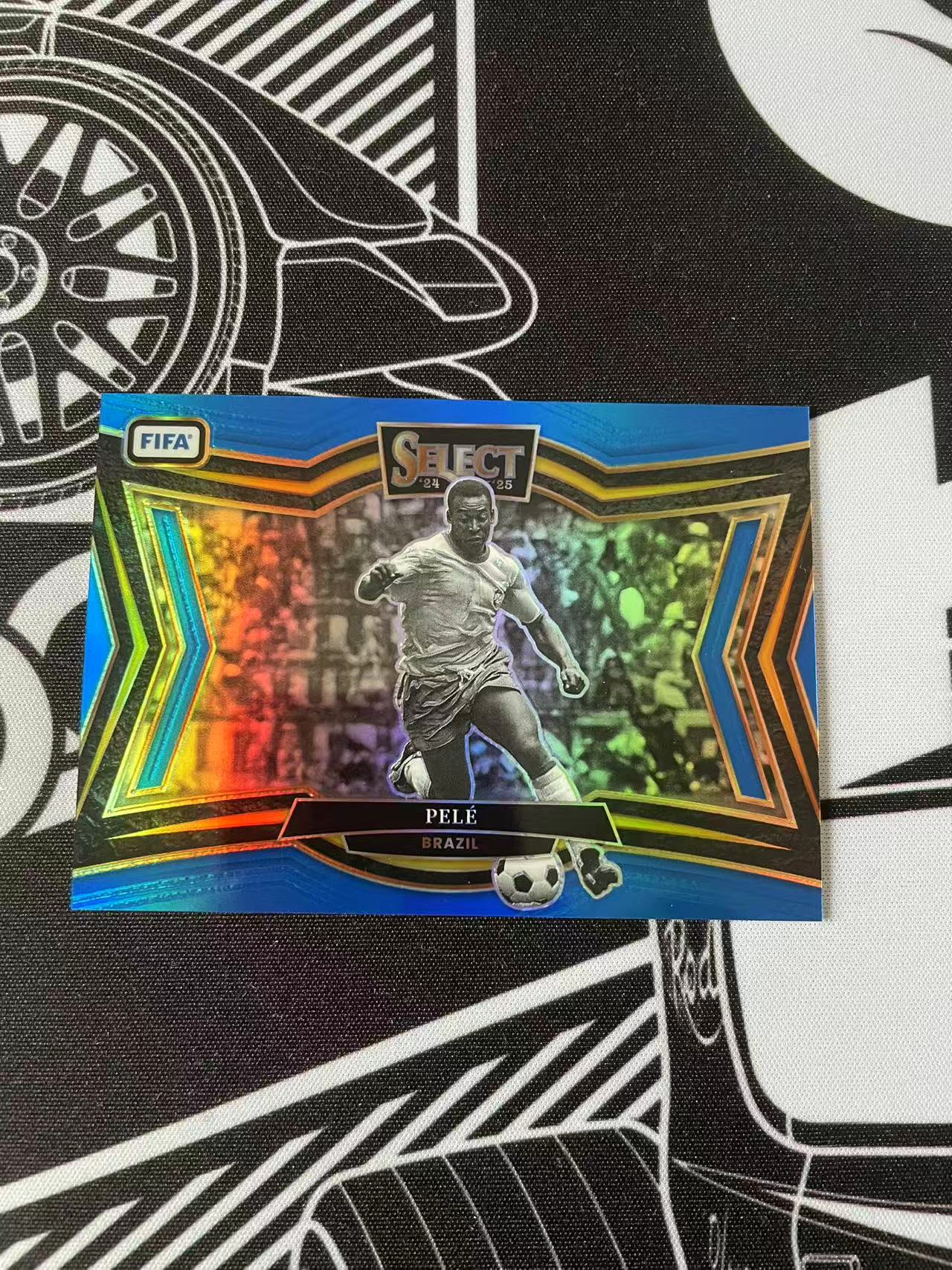 2024-25 Panini Select FIFA Pele 帕尼尼 se 巴西 贝利 三级 蓝折 折射 传奇 球王 名宿 20世纪最佳球员之一 卡品如图 凑套必备