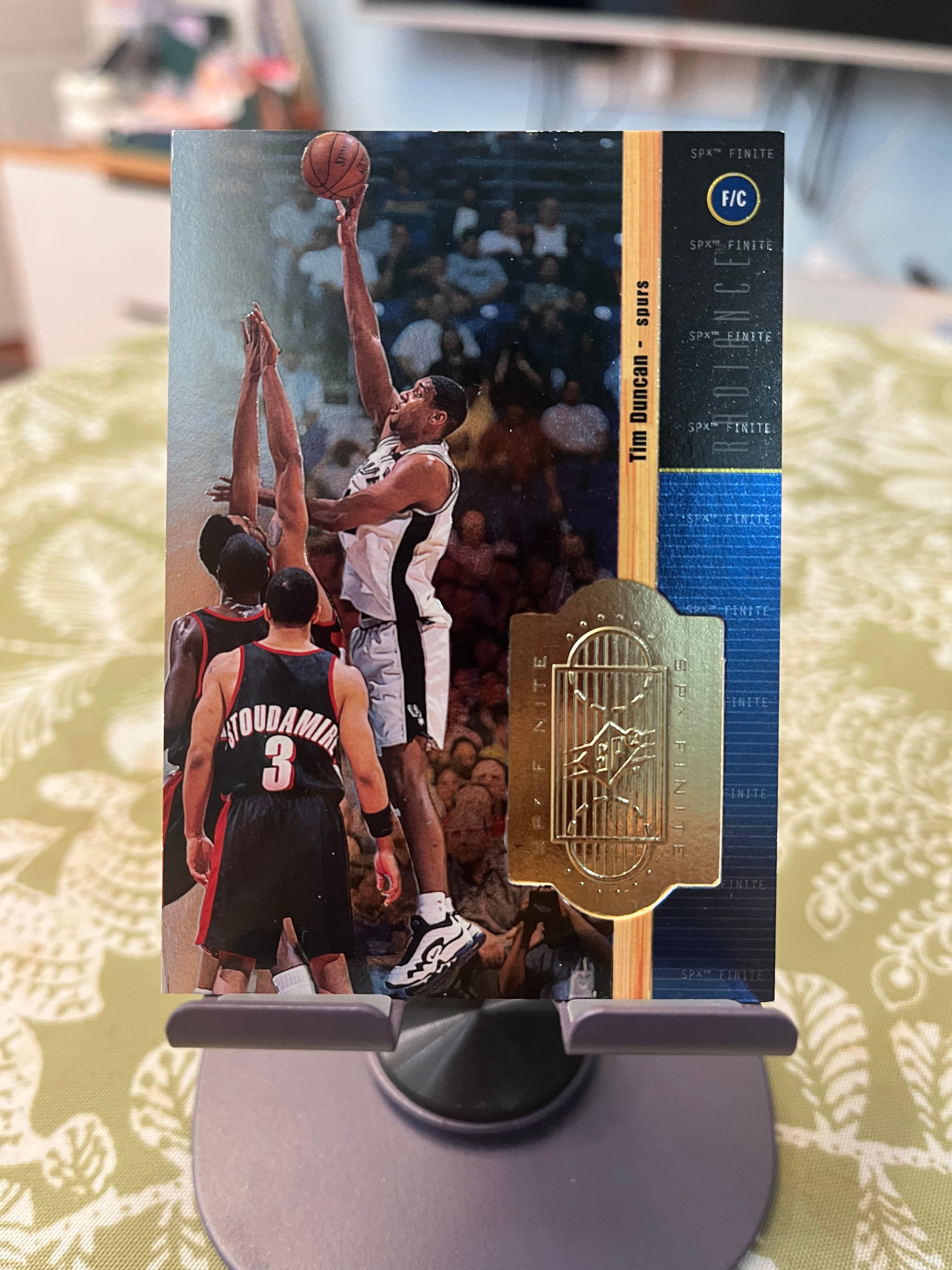 1998 Upper Deck 老卡 老特 Tim Duncan 蒂姆 邓肯 石佛 马刺【带编 4584/5000编 折射 金标 RADIANCE】【边角瑕疵如图 介意勿拍】#1021