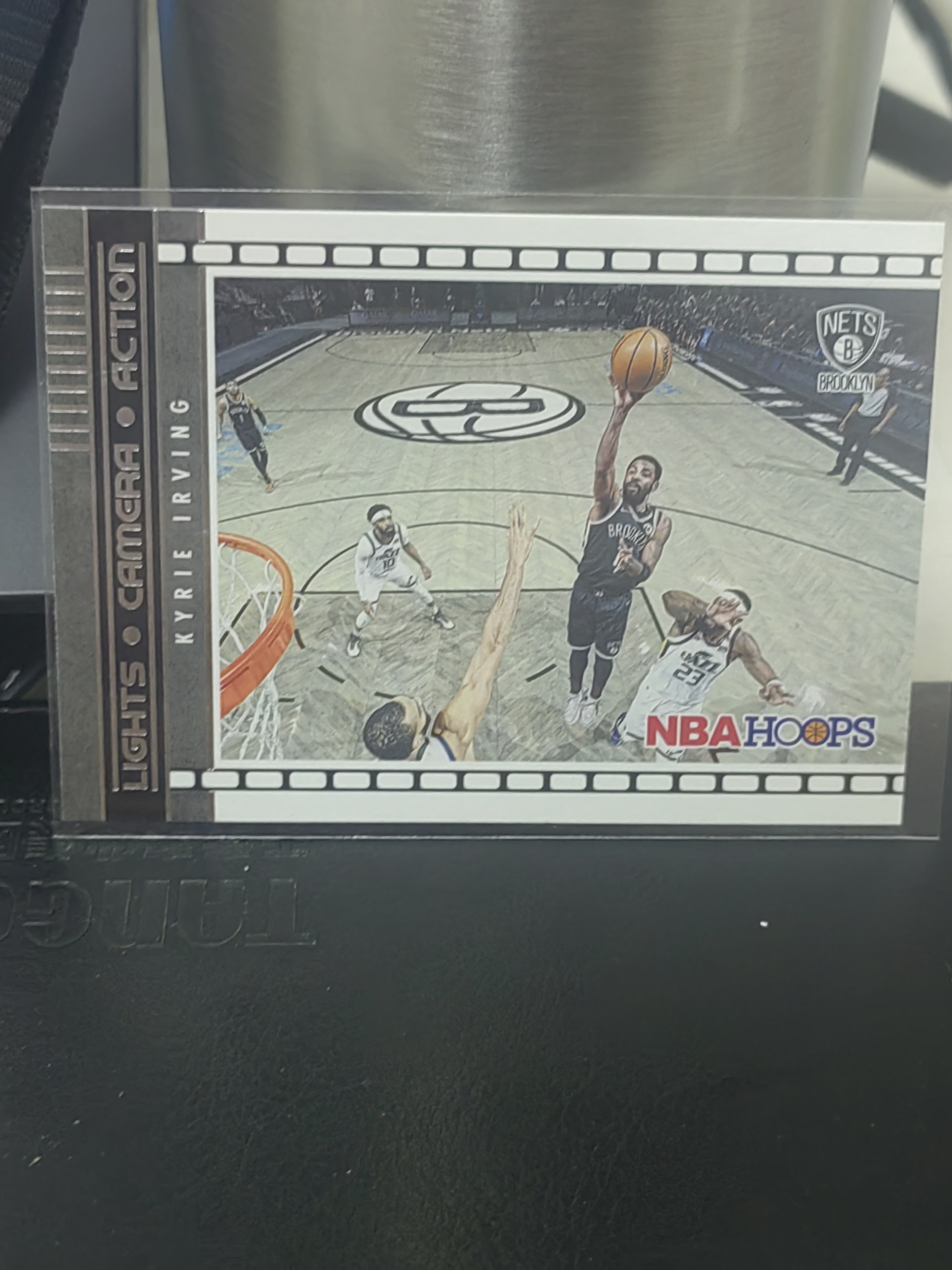 2021-22 Panini Hoops Kyrie Irving Hoops 凯里欧文 银标 LIGHTS CAMERA ACTION 第一张 篮 白边白角 不保卡品 卡品如图