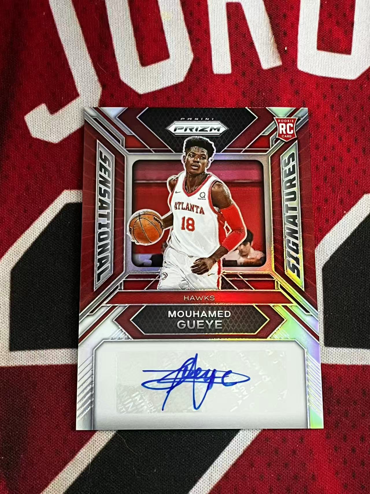 【接寄拍费率低至5%含卡淘手续费】2022-23 PANINI PRIZM PZ 老鹰 新秀RC 穆罕穆德古耶 99编 签字卡 SS签 红折 折射 专收凑套必备【烂臭嘴拍卖】