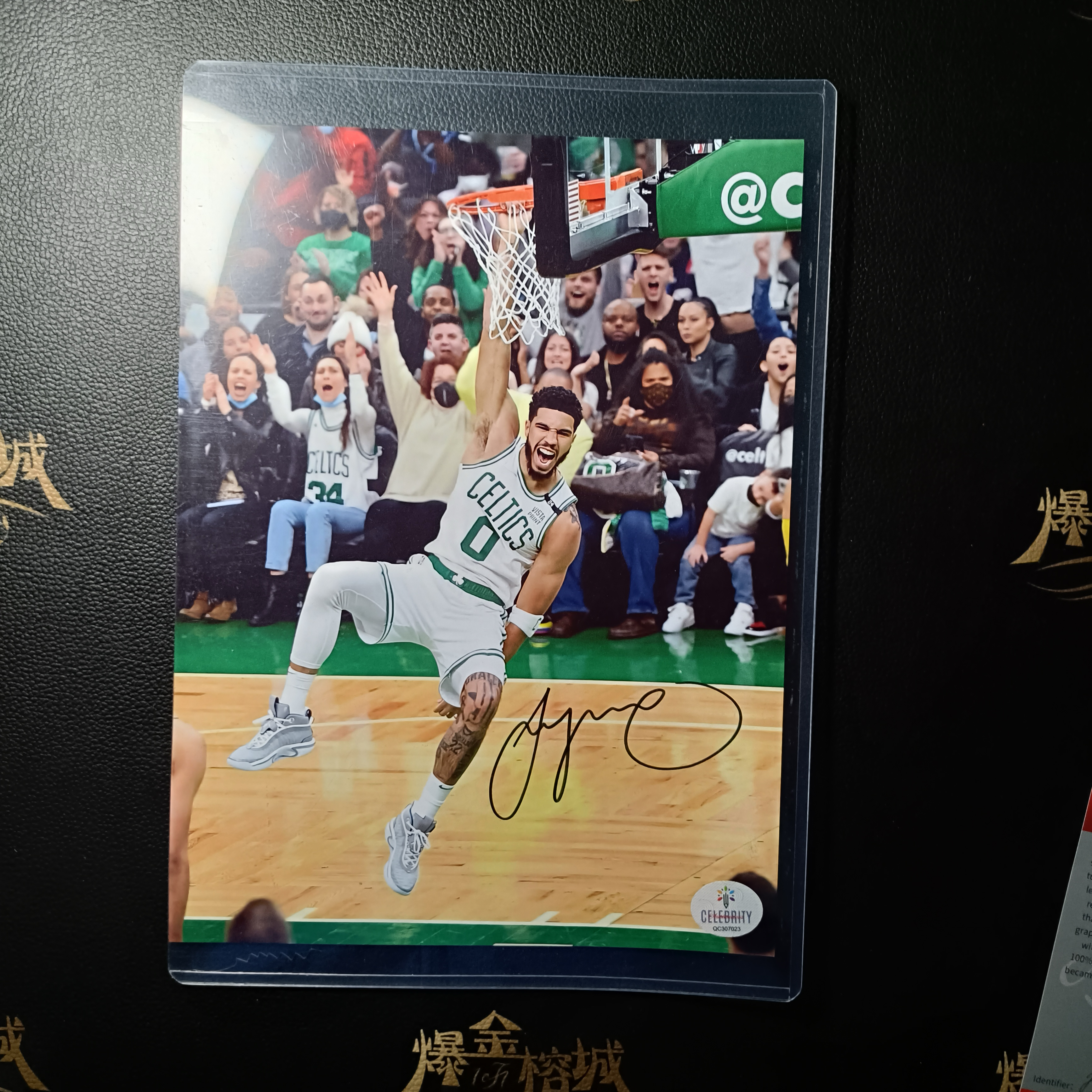 2024-25 【 爆金榕城 】 杰森·塔图姆现效波士顿凯尔特人队。他是四届NBA全明星,三次入选最佳阵容一阵2023年获全明星MVP,2024 年随队夺得NBA总冠军,也两获奥运男篮金牌 签字