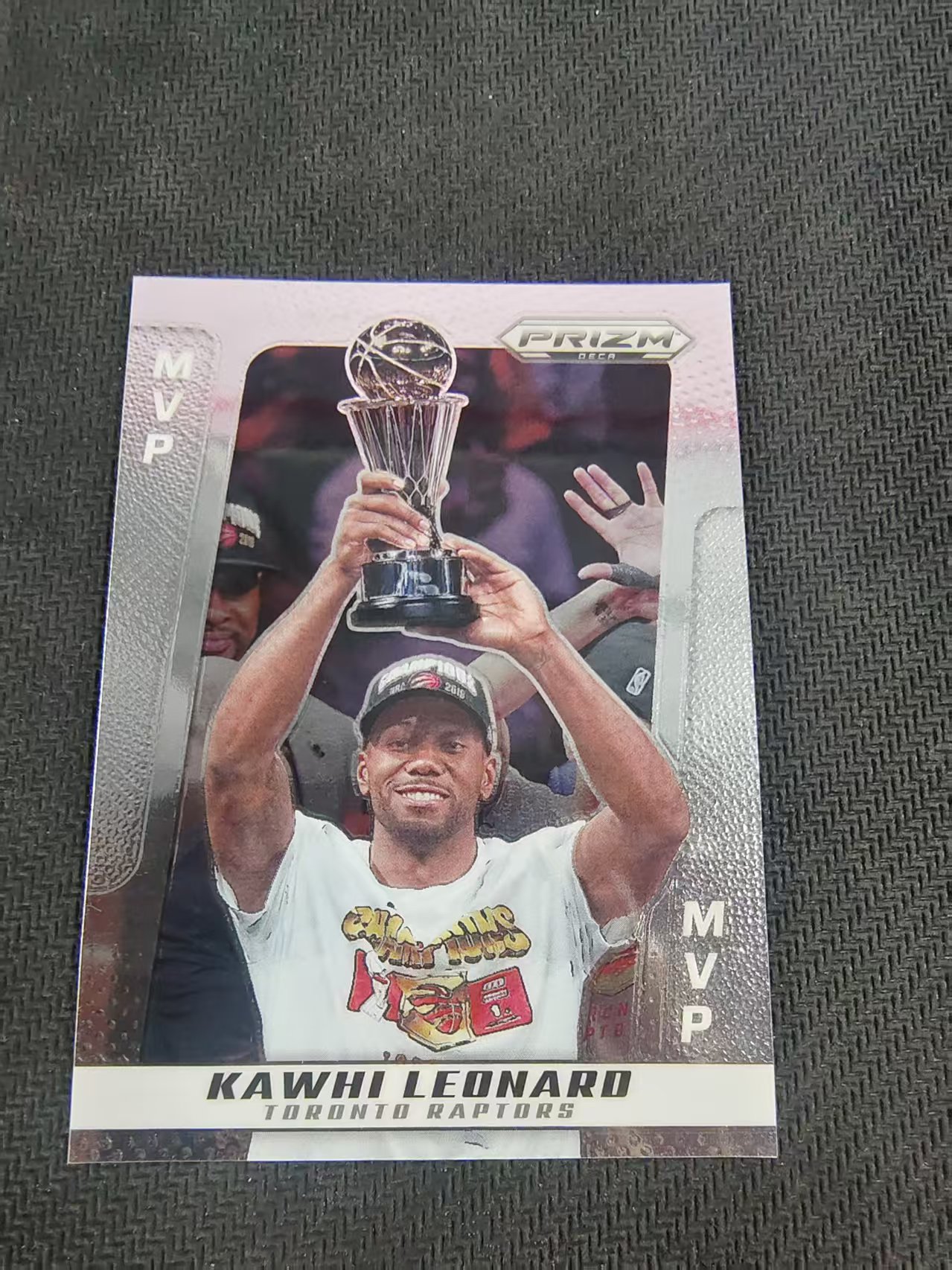 【可合并,不累计】2024-25 Panini Prizm Deca Kawhi Leonard 伦纳德 莱昂纳德 快船 PZ 复刻 MVP 捧杯 划痕 边角瑕疵 #292