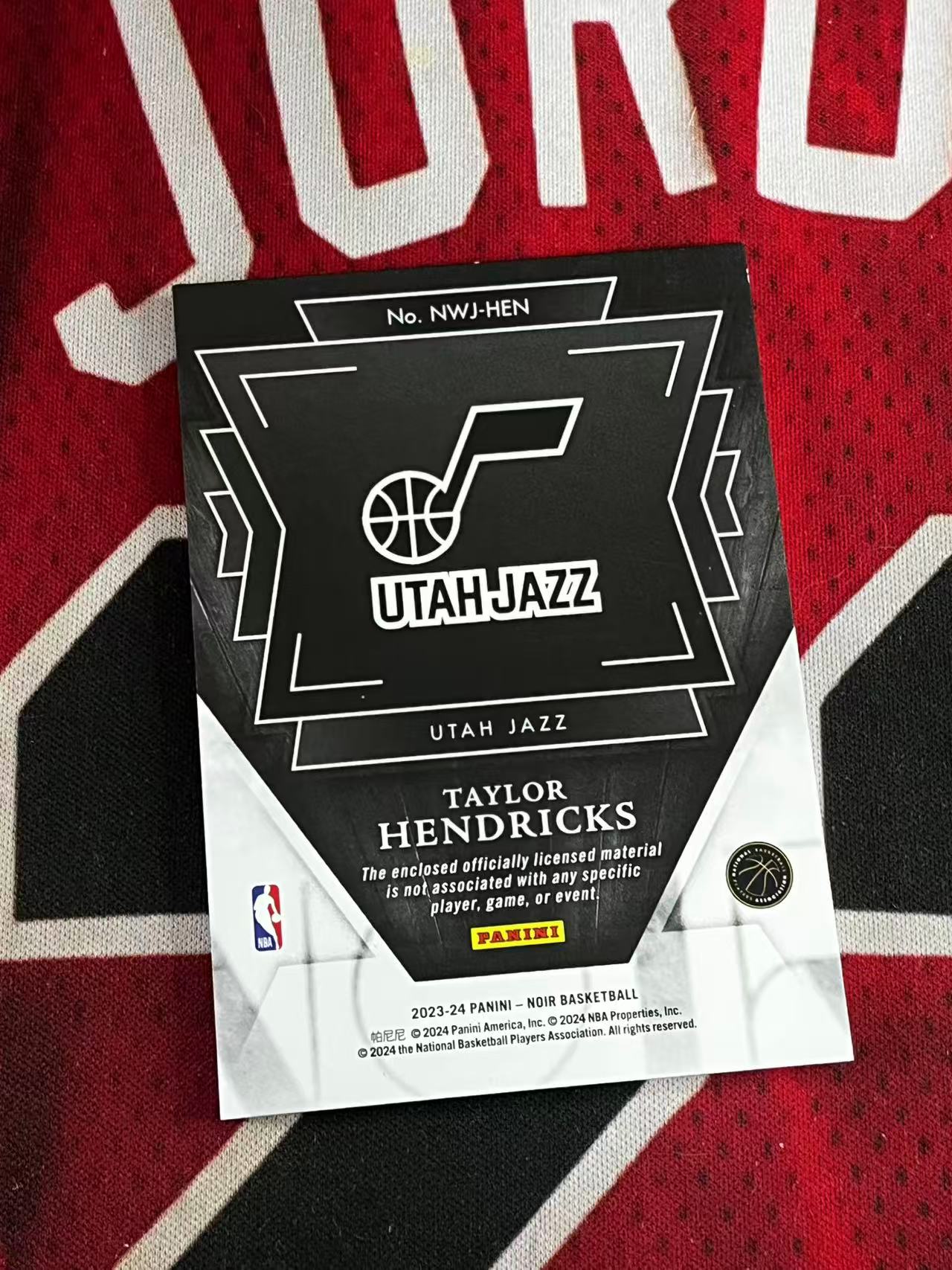 【接寄拍】2023-24 PANINI NOIR 爵士 新秀RC 泰勒亨德里克斯 99编 新秀球衣物料切割 衣料实物卡 银闪版 专收凑套必备【烂臭嘴拍卖】
