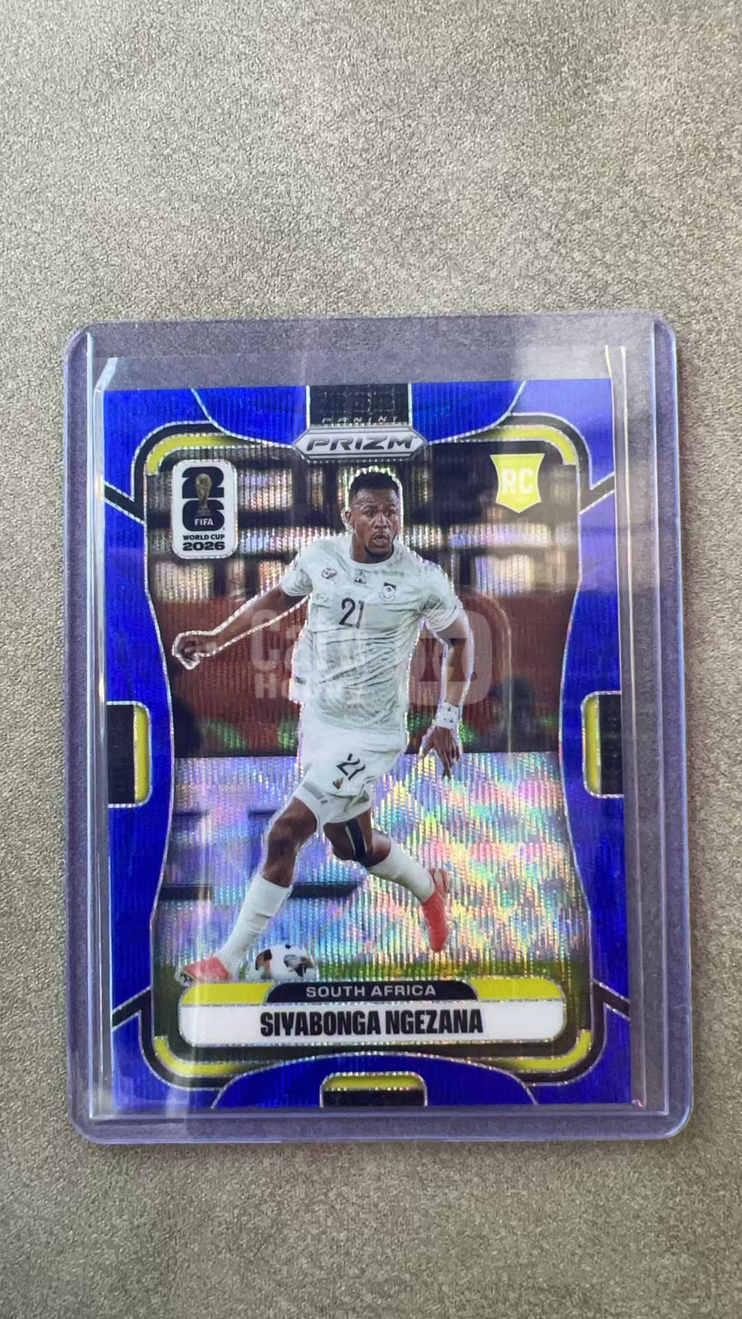 8888【330球星卡实体店代卖】2026 帕尼尼 PRIZM WORLD CUP 世界杯 SIVABONGA NGEZANA 恩格扎纳 南非 新秀RC 蓝波纹折 11/55编 仅顺丰寄付(陈浩南)
