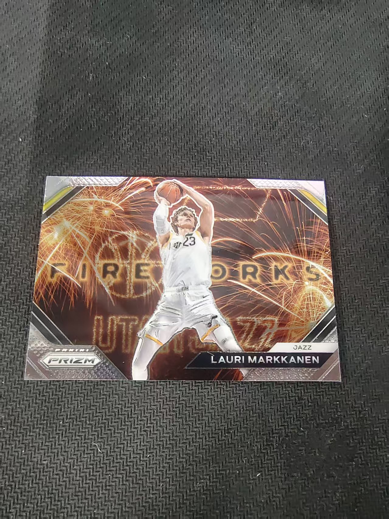 【可合并,不累计】2023-24 Panini Prizm Lauri Markkanen 劳里 马尔卡宁 爵士 烟花特卡 PZ 划痕 边角瑕疵 介意勿拍 #23