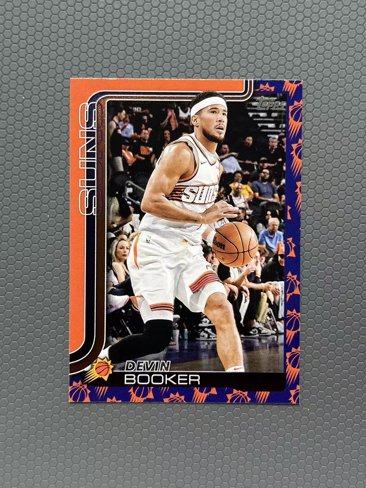 2025 Topps 德文 布克 DEVIN BOOKER 太阳 LOGO 队徽 平行 特卡 大比例 卡品如图-左