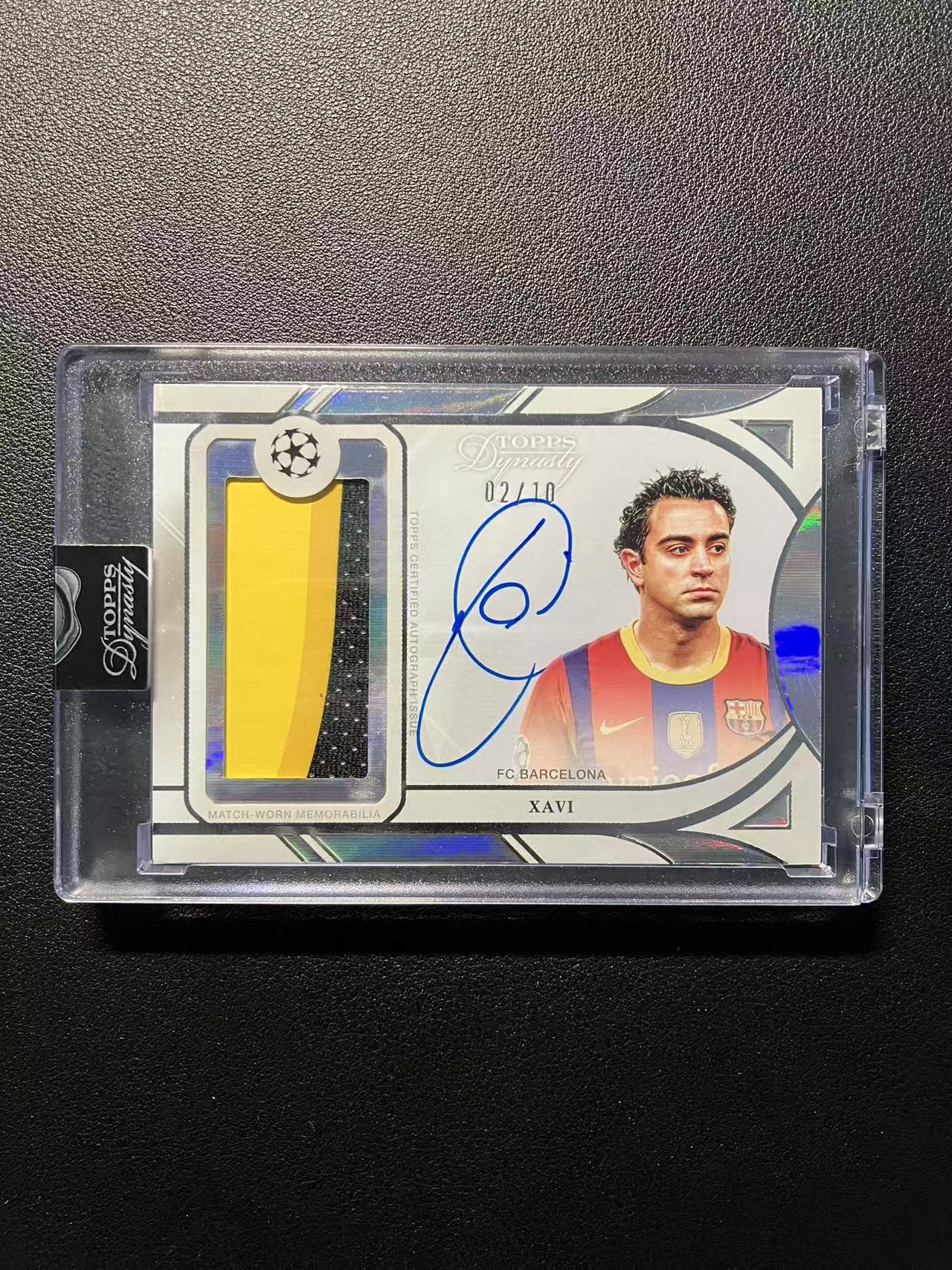 2025 Topps Dynasty Xavi 欧冠王朝系列 哈维 02/10编 王朝物料签字 卡签 落场带胶印切割 巴萨 西班牙 世界杯冠军 ...