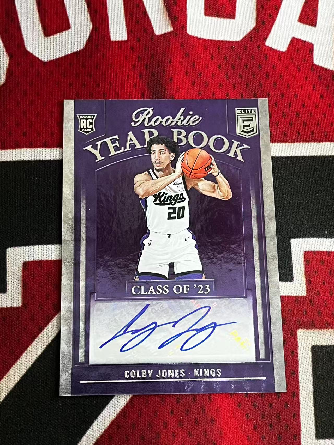 【接寄拍费率低至5%含卡淘手续费】2023-24 Panini Elite 精英 国王 新秀RC 科尔比琼斯 签字卡 YEARBOOK特卡 专收凑套必备【烂臭嘴拍卖】