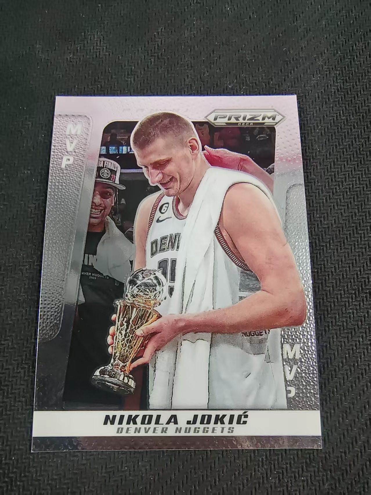 【可合并,不累计】2024-25 Panini Prizm Deca Nikola Jokic 复刻PZ 尼古拉 约基奇 约老师 掘金 MVP 捧杯 划痕 边角瑕疵 #293