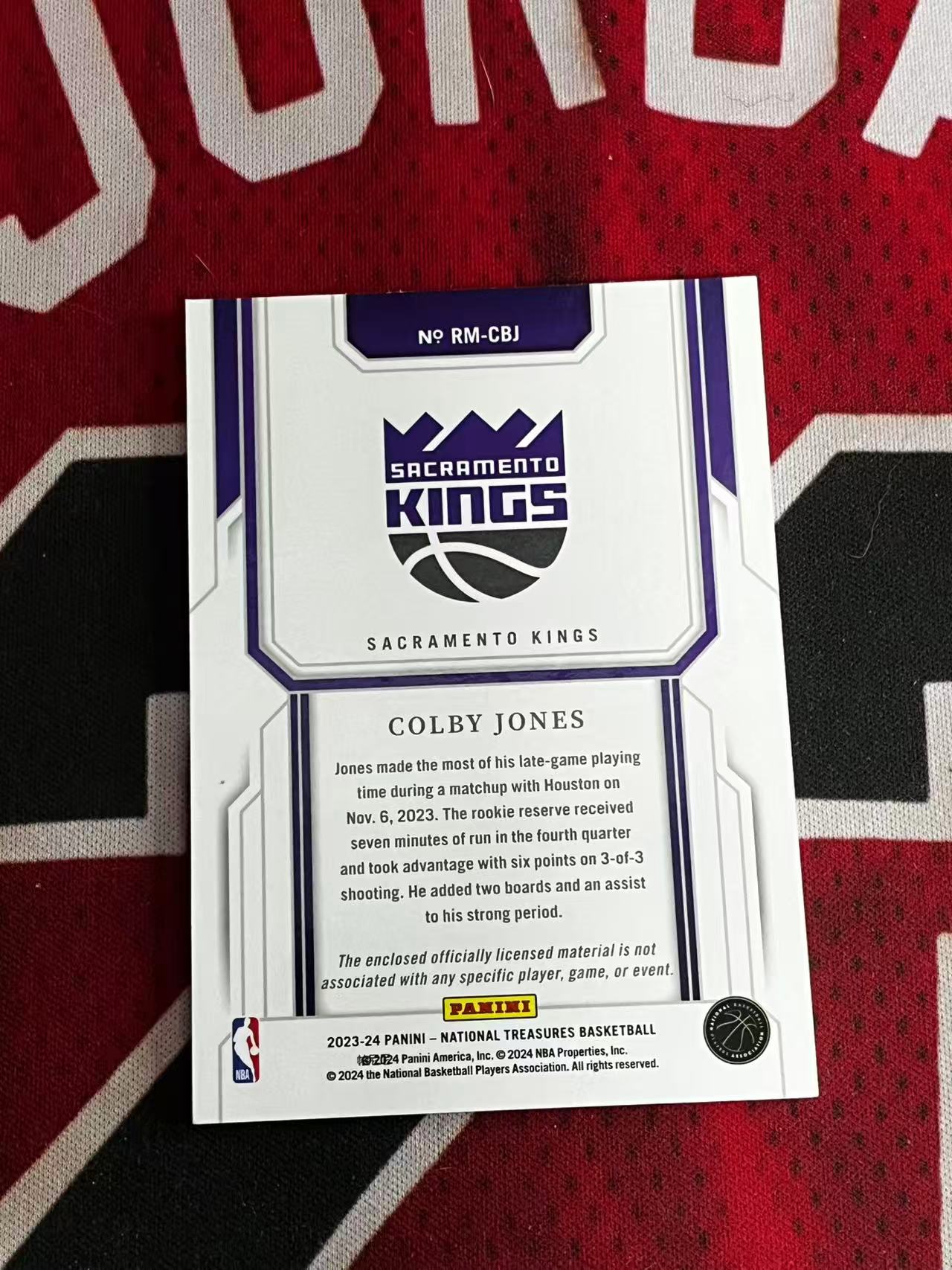 【接寄拍】2023-24 PANINI NATIONAL 国宝高端系列 国王 新秀RC 科尔比琼斯 99编 大窗新秀球衣物料切割 衣料实物卡 专收凑套必备【烂臭嘴拍卖】