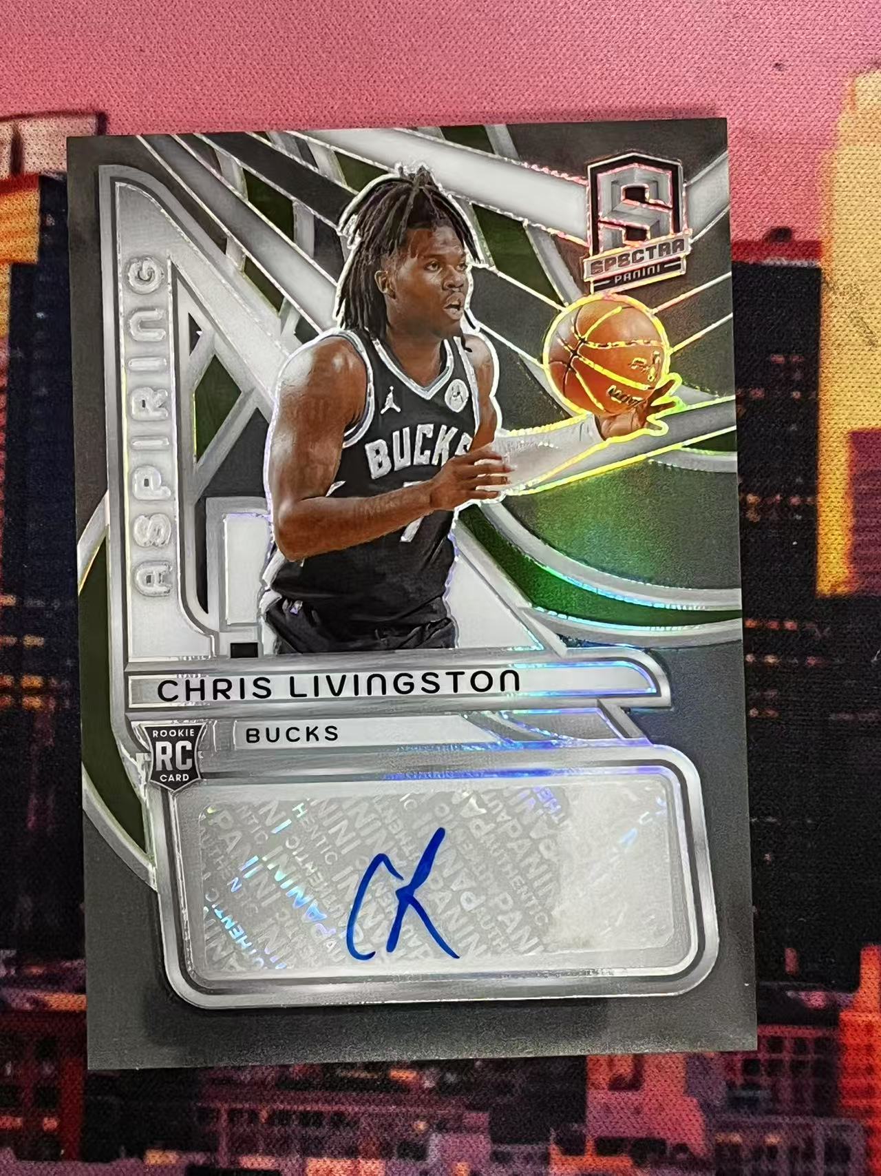 【接寄拍】2023-24 PANINI SPECTRA 光谱系列 雄鹿 新秀RC 克里斯利文斯顿 99编 签字卡 ASPIRING辐射签 银折 折射 专收凑套必备【烂臭嘴拍卖】