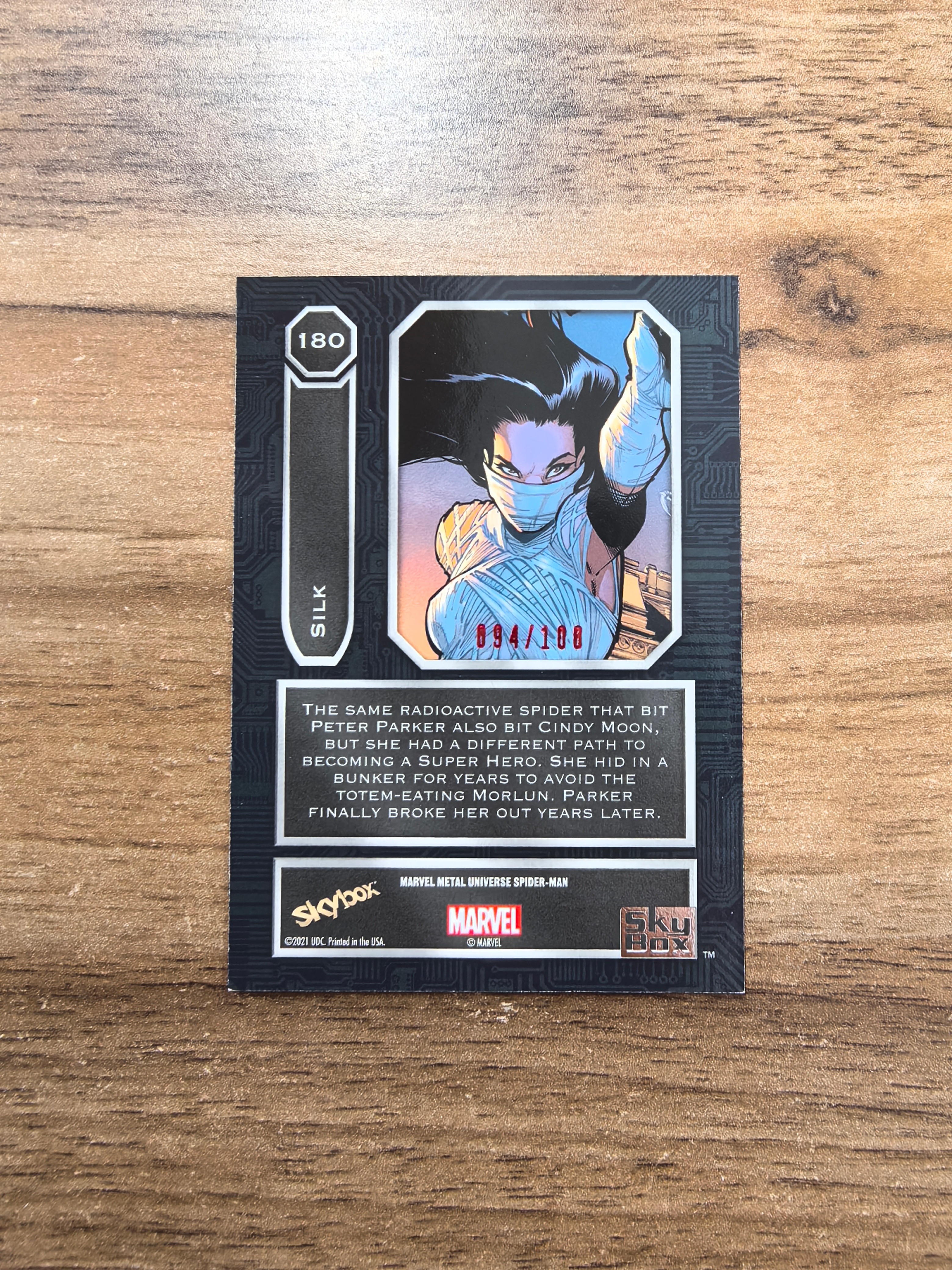 2021 UD SKYBOX 漫威金属宇宙 SILK 辛迪.穆恩 蜘蛛女 094/100编 红折 折射 实卡精美 卡品如图 收藏必入 流浪