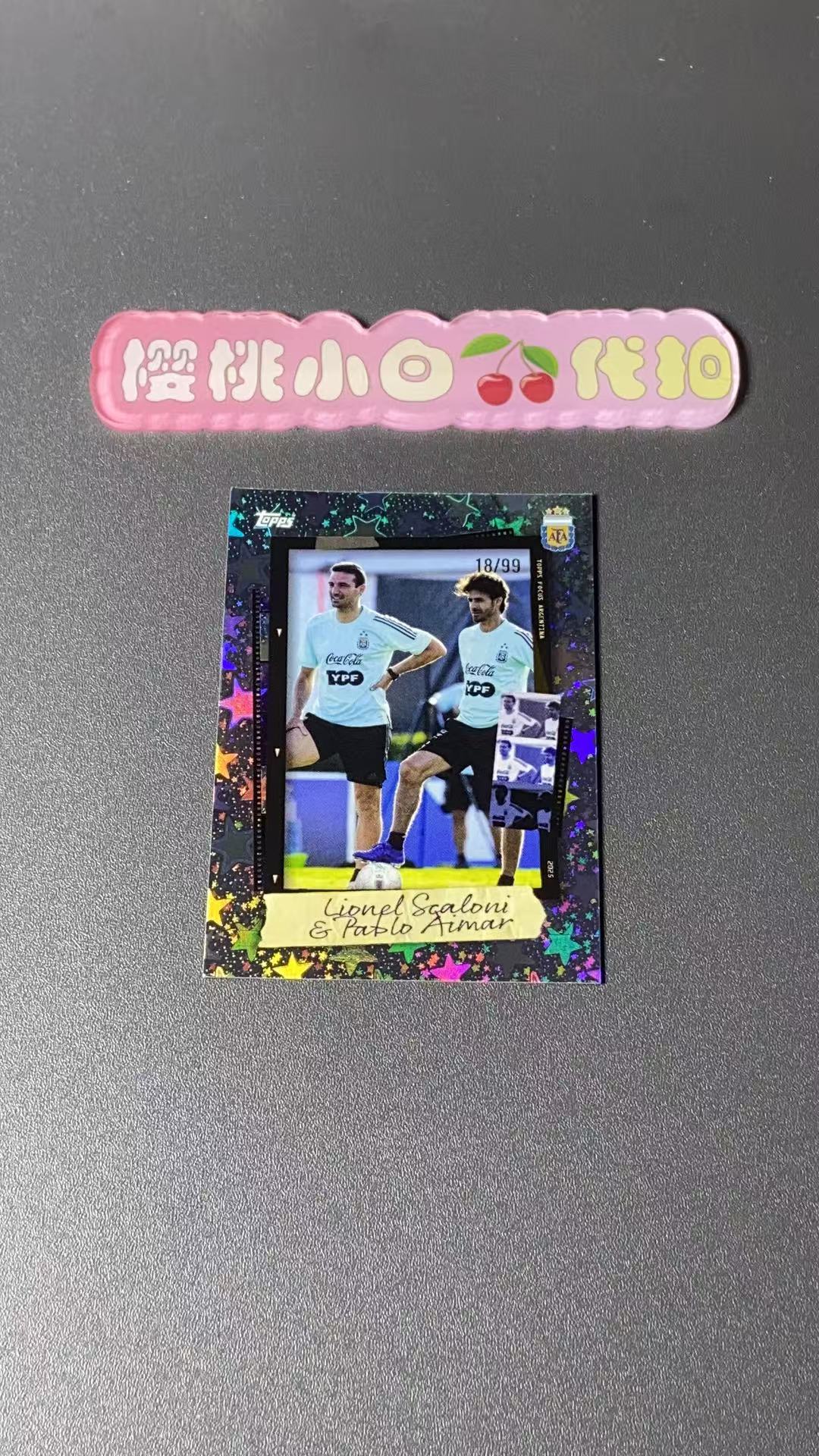 2025 Topps Argentina Lionel Scaloni 樱桃小白 99编 斯卡洛尼/艾马尔 双人 快照 蓝天阿根廷星球平行 星星折 阿根廷聚焦系列 卡品不保 默认微瑕 收藏必备【许克】