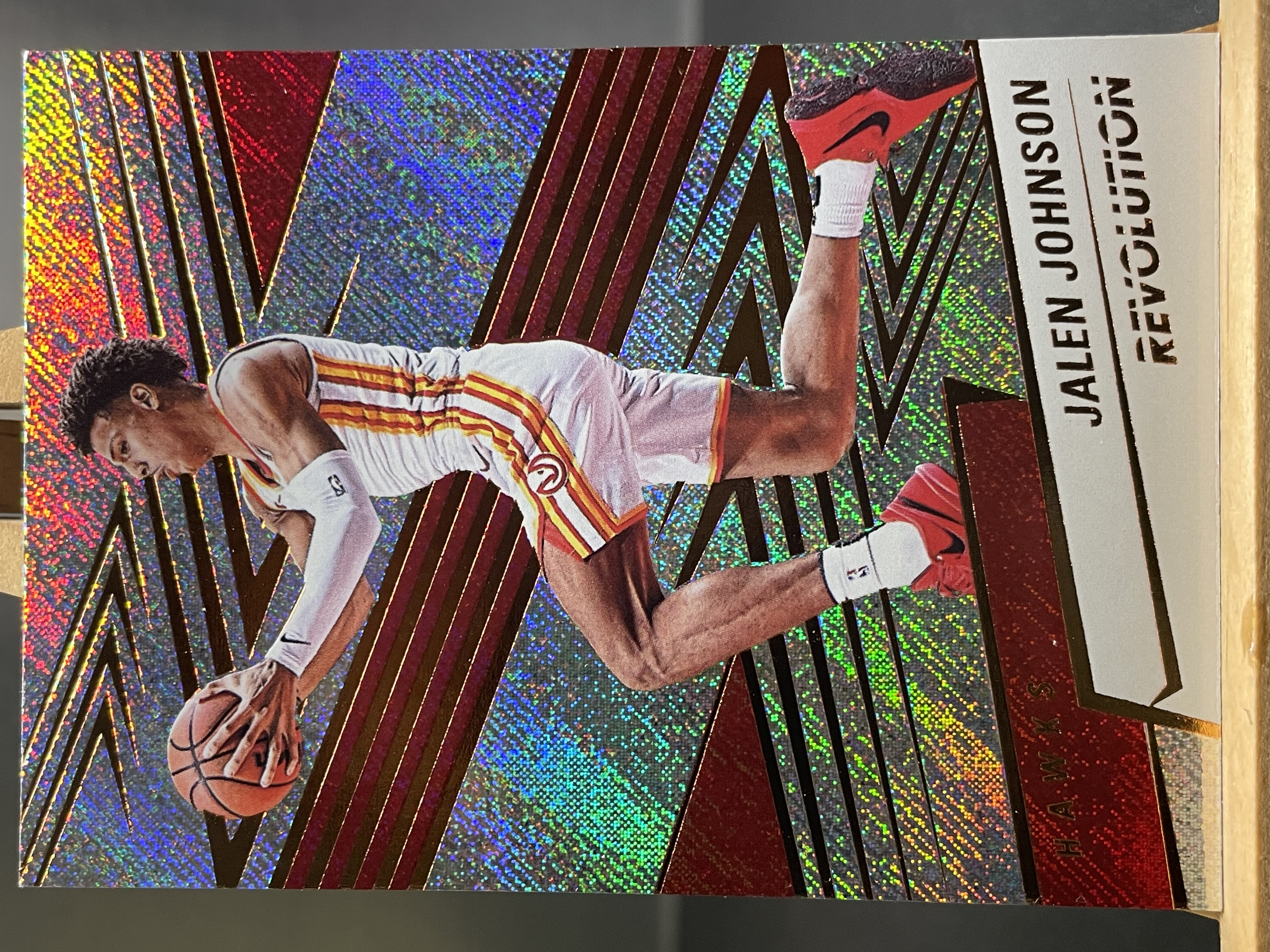 (A2) 2024-25 PANINI 革命系列 折射 杰伦 约翰逊 老鹰 实卡好看 收藏凑套必备 卡品如图 ！！！