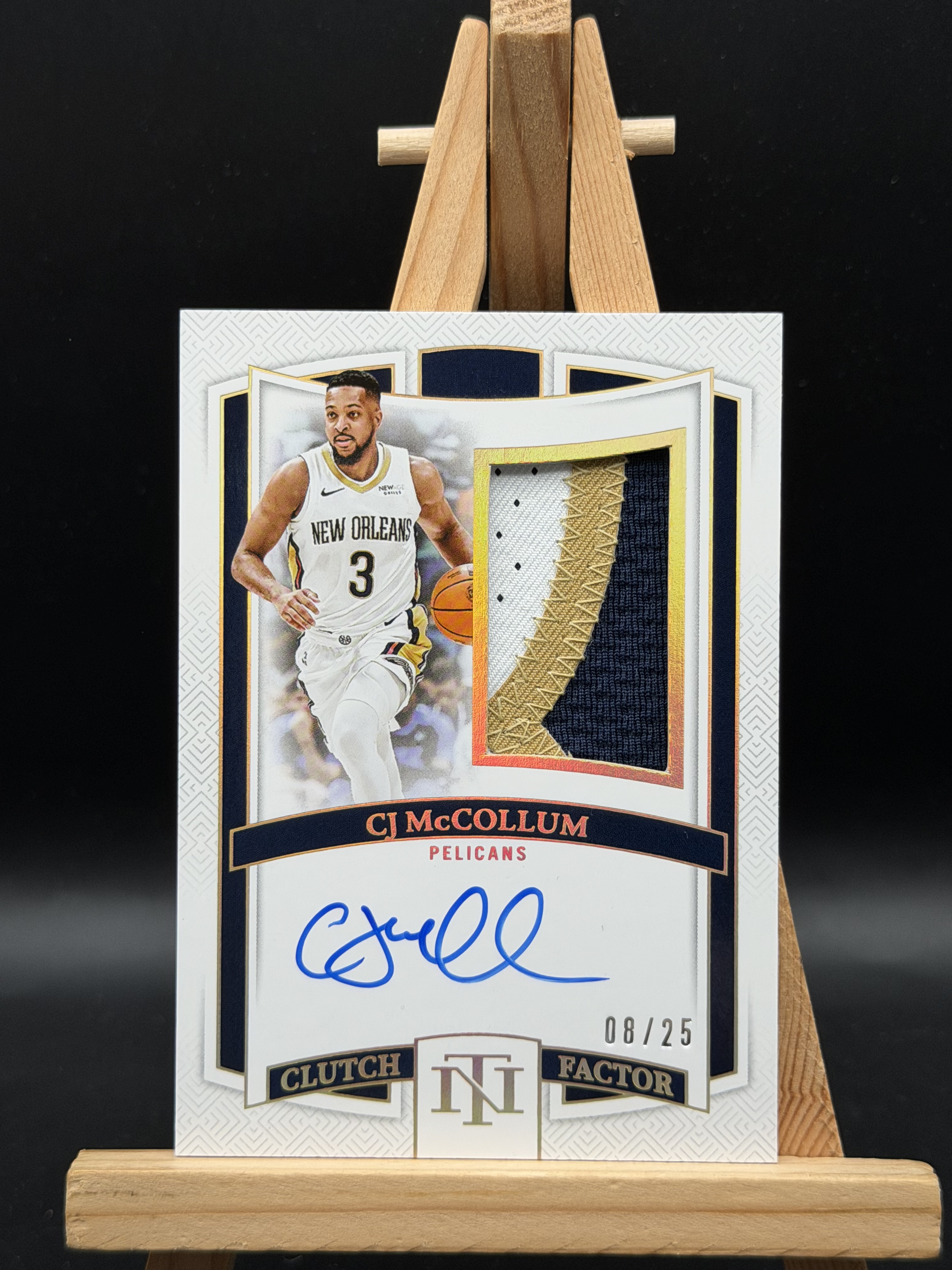 2024-25 Panini National Treasures CJ McCollum CJ 麦科勒姆 鹈鹕 国宝 PA 25编 金折 卡签 签字 GU落场 球衣物料 patch
