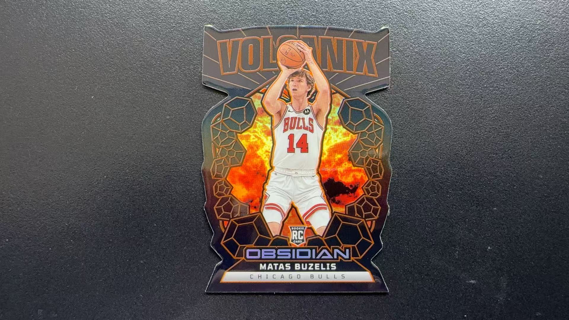 【Pw代卖】2024-25Panini 篮球黑曜石 Matas Buzelis 马塔斯 布泽利斯 公牛太子 新秀 RC 下赛季可期 异形 熔岩 Volcanix 大比例 实卡精美 收藏必备 萝卜哥
