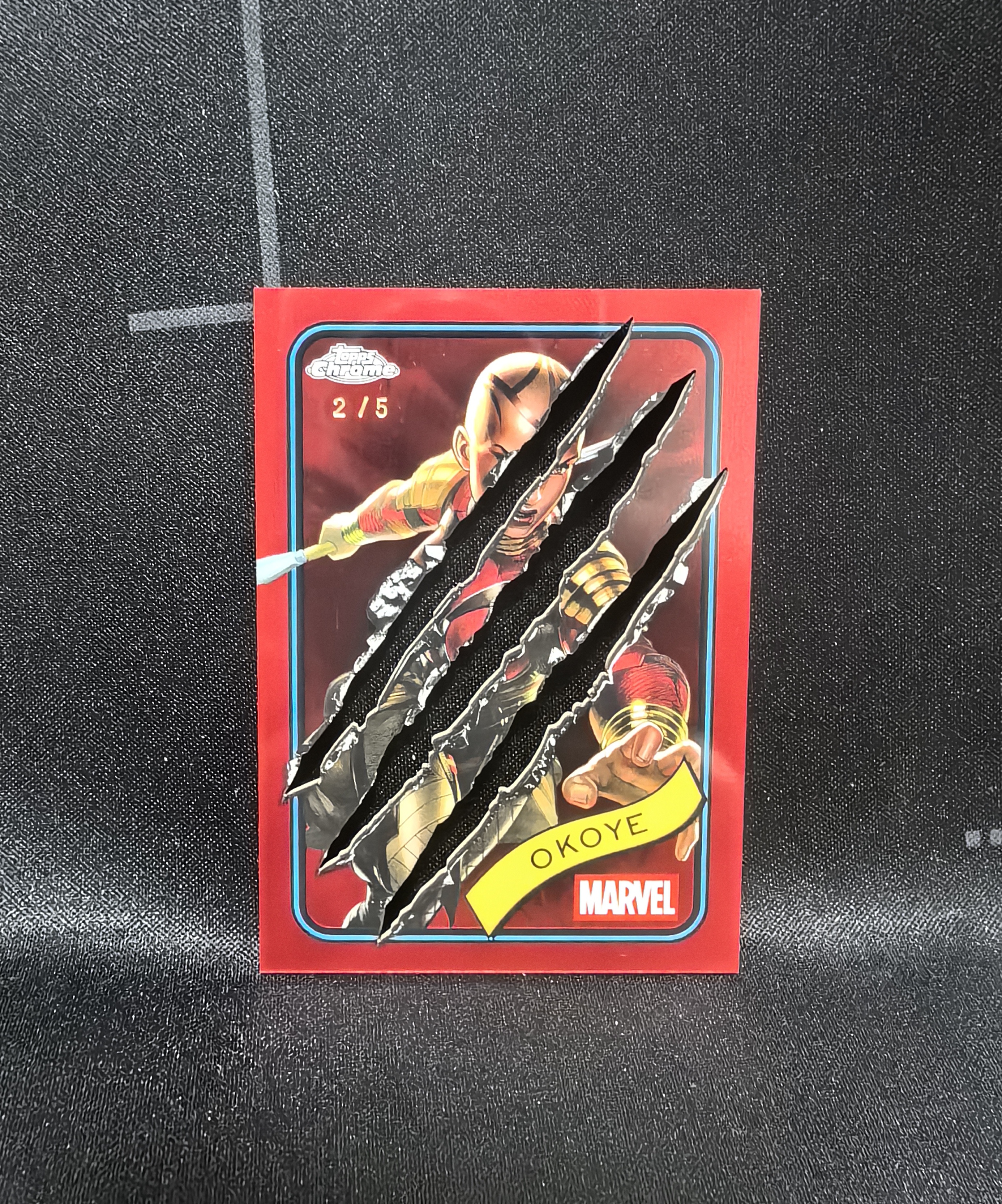 2025 Topps Chrome Marvel Okoye 奥克耶 2/5编 红折 狼爪 大比例变化版 异形镂空 漫威 黑豹 皇家侍卫队队长
