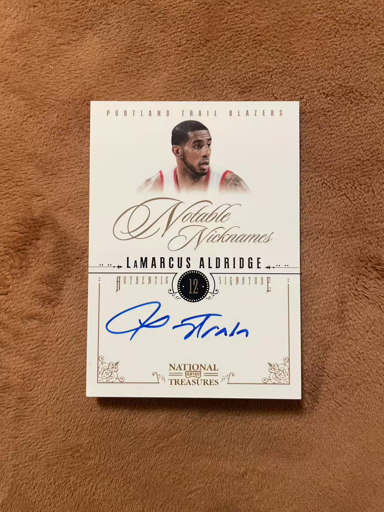 2010-11 Panini National Treasures LaMarcus Aldridge 开拓者 拉玛库斯 阿尔德里奇 阿德 国宝元年 25编 低编 卡签 绰号签 墨迹蓝 专收必备【z】
