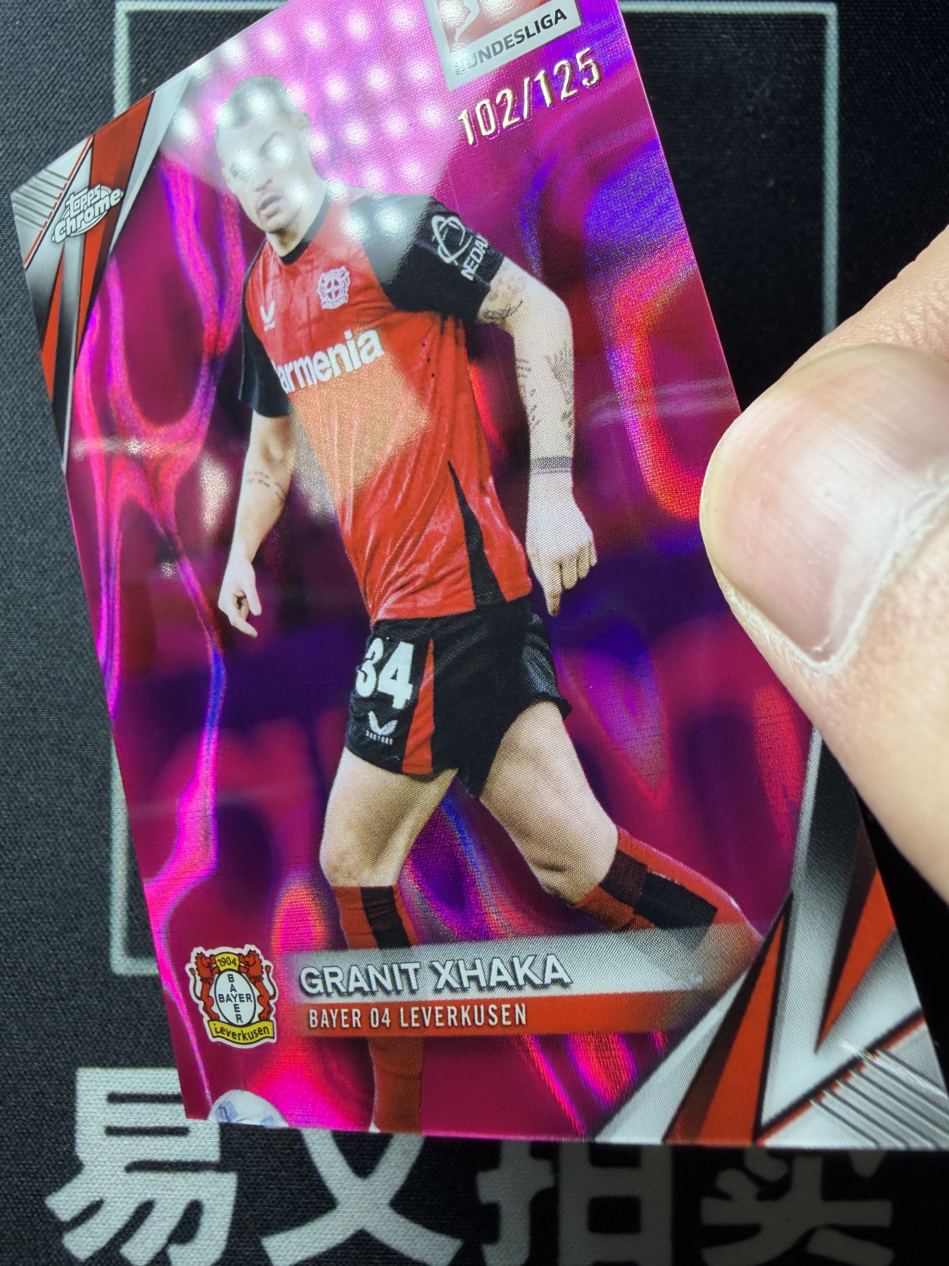 【易文拍卖 超级回款】2024-25 Topps Chrome 德甲TC GRANIT XHAKA 勒沃库森 扎卡 瑞士 102/125编 粉折 #酸菜