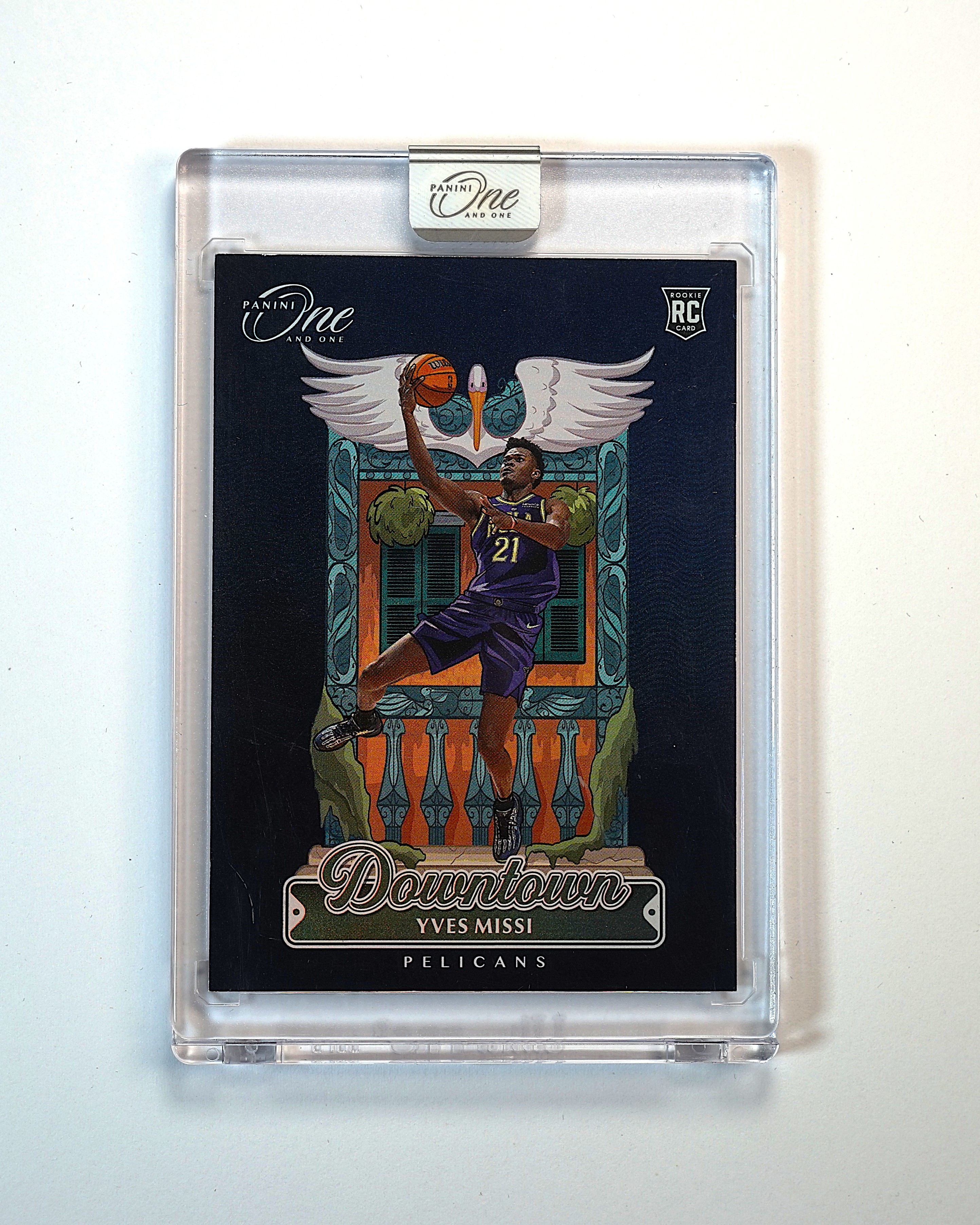 2024-25 Panini One and One Yves Missi RC 伊夫 米西 新秀 Downtown 大比例 城市地标特卡 箱货 系列Hit 鹈鹕 帕尼尼时代最有价值折射之一【DD】