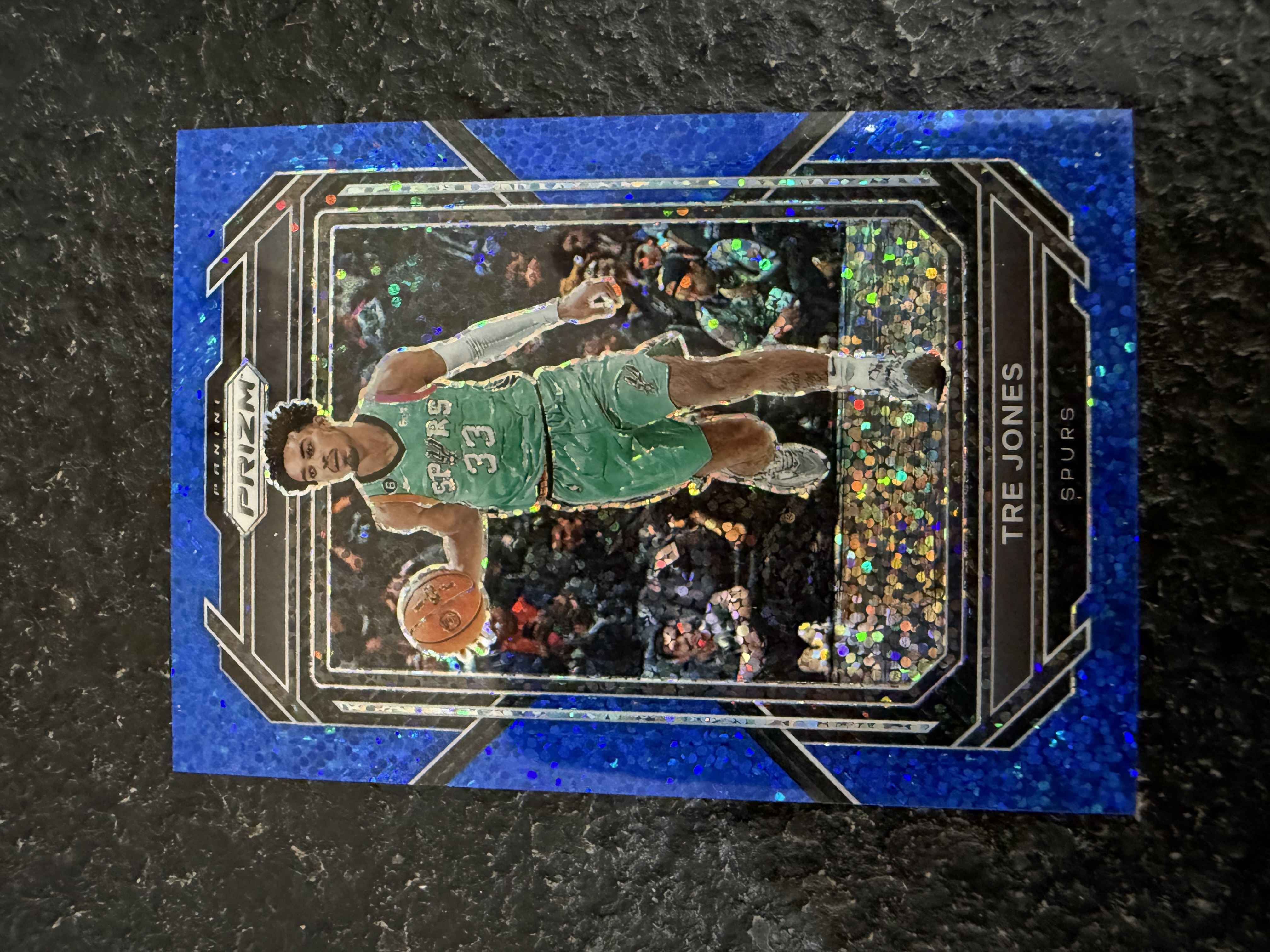 2022-2023 PANINI PRIZM 特雷琼斯 转会公牛 144编 蓝碎点折 近期大爆发 稀有折射 收藏佳品 卡品如图 拍前细看备注