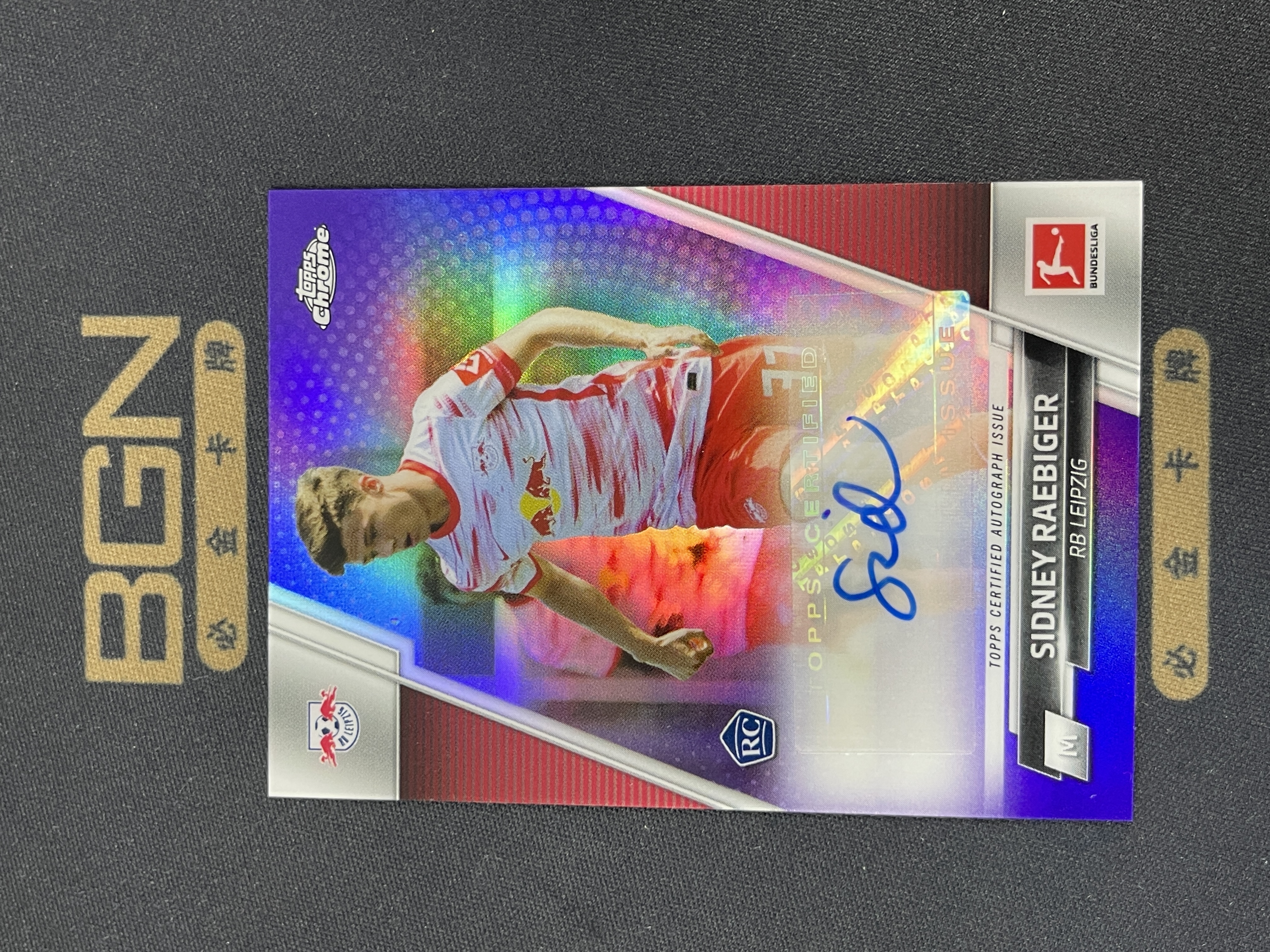 【必金拍卖-可累积】251018LY 2021-22 TOPPS CHROME 德甲 莱比锡红牛 新秀RC 雷比格Sidney Raebiger 紫折签字 折射199编 卡面细痕印 收藏投资首选