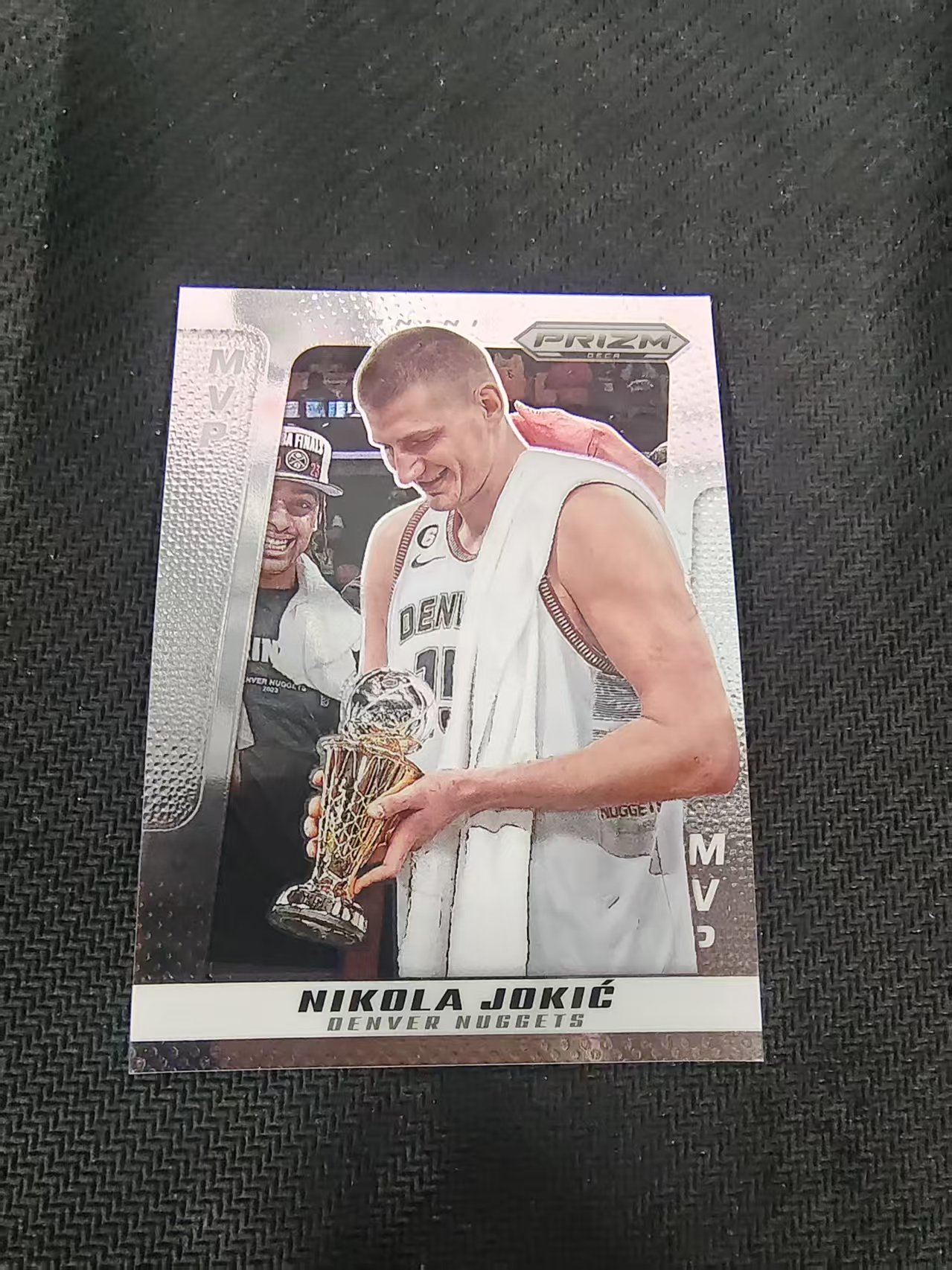 【可合并,不累计】2024-25 Panini Prizm Deca Nikola Jokic 复刻PZ 尼古拉 约基奇 约老师 掘金 MVP 捧杯 划痕 边角瑕疵 #293