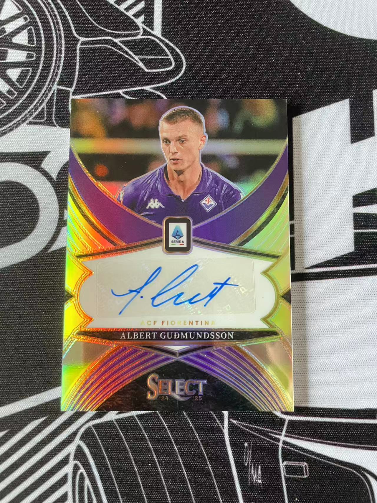 2024-25 Panini Select Serie A Albert Gudmundsson 帕尼尼 意甲 SE 佛罗伦萨 古德蒙德松 古德蒙德森 银折 签字 冰岛 折射 卡品如图 凑套必备