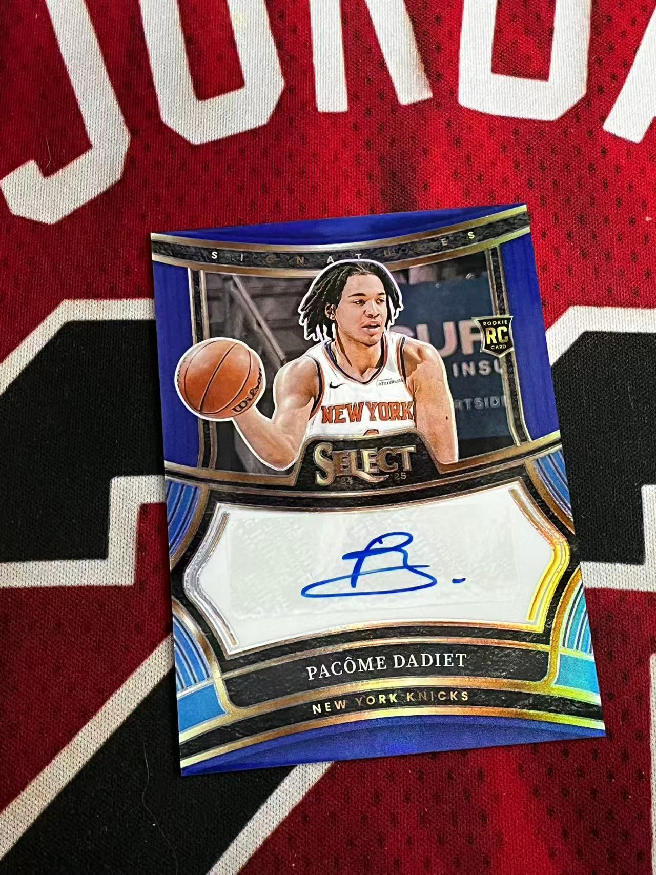 【接寄拍】2024-25 PANINI SELECT系列 尼克斯 新秀RC 帕科姆达迪耶 49编 签字卡 新秀签 蓝折 折射 专收凑套必备【烂臭嘴拍卖】