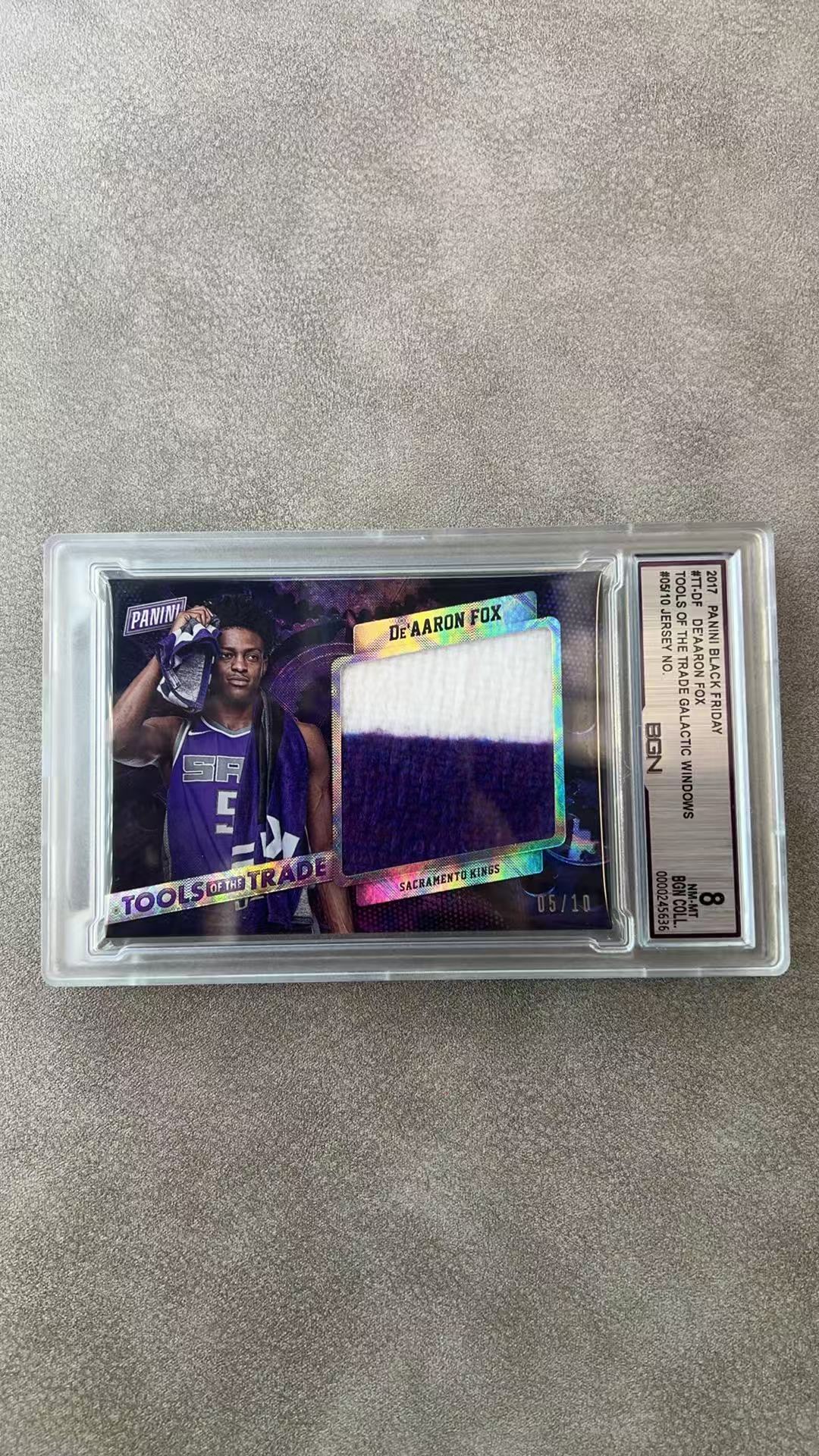 6457【330球星卡实体店代卖】2017 帕尼尼 黑色星期五 黑5 小狐狸 达龙 福克斯 De'Aaron Fox 国王新秀RC 05/10编 低编同背 大窗实物 BGN8 仅顺丰寄付(AP9)