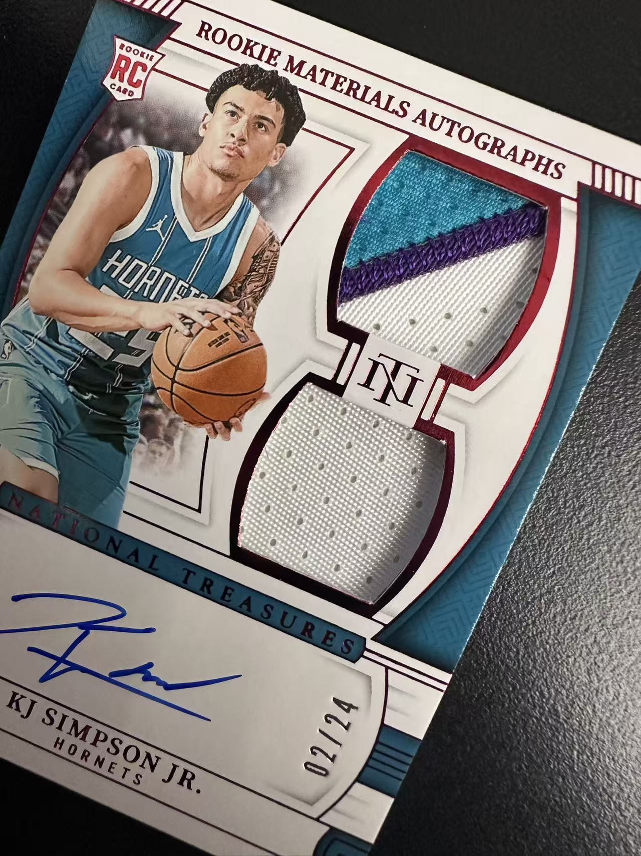 【Pw代卖】2024-25Panini国宝国际版 Kj Simpson Jr. 小Kj辛普森 黄蜂 新秀 RC 国宝双窗 三色暴力切割 Rpa 卡签 签字 国际版独占 02/24编 卡品如图 萝卜哥