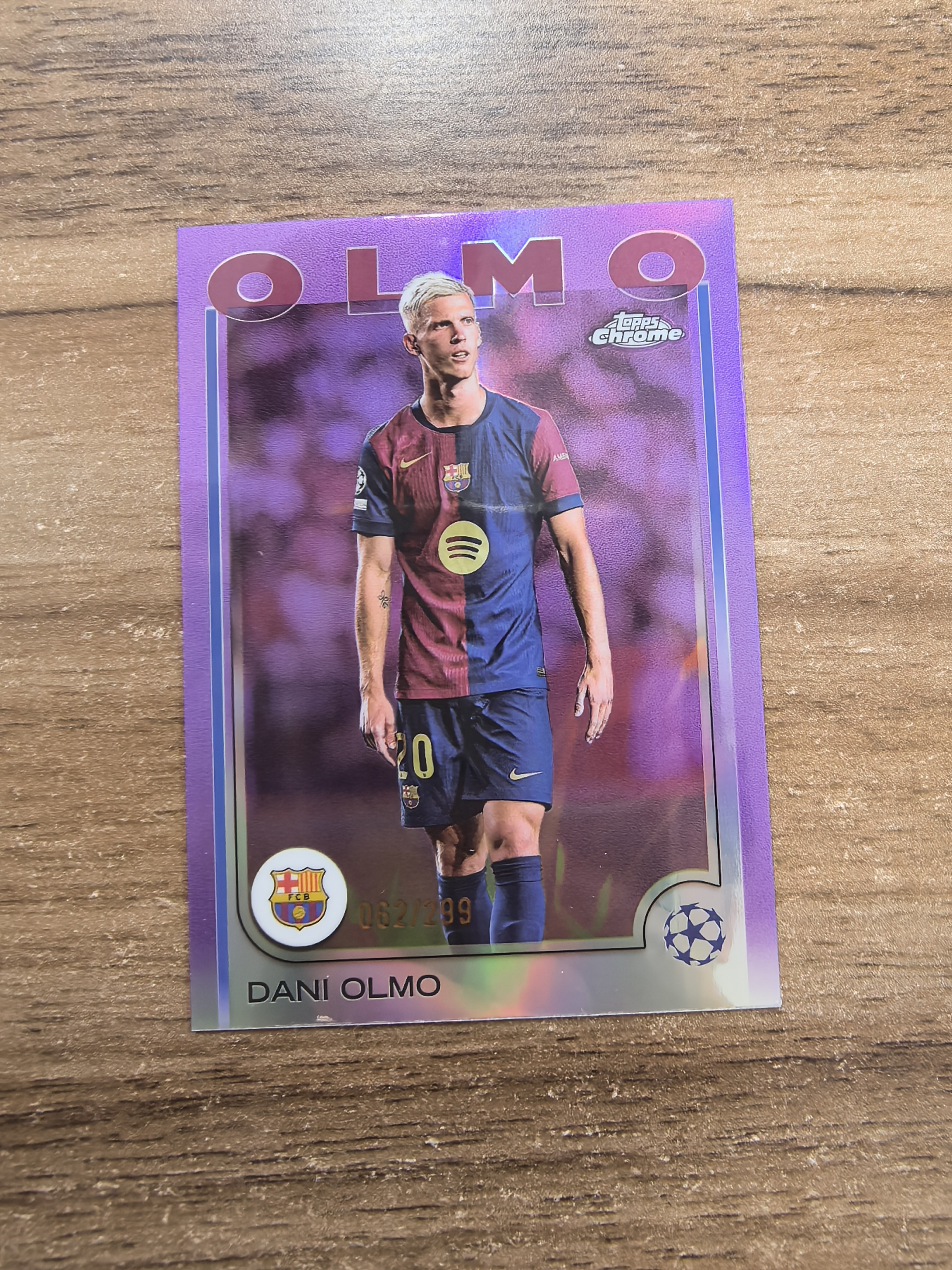 2025 Topps Chrome 足球 欧冠 巴塞罗那 Dani Olmo 达尼・奥尔莫 062/299编 紫折 折射 微瑕 实卡精美 卡品如图 收藏必入 流浪