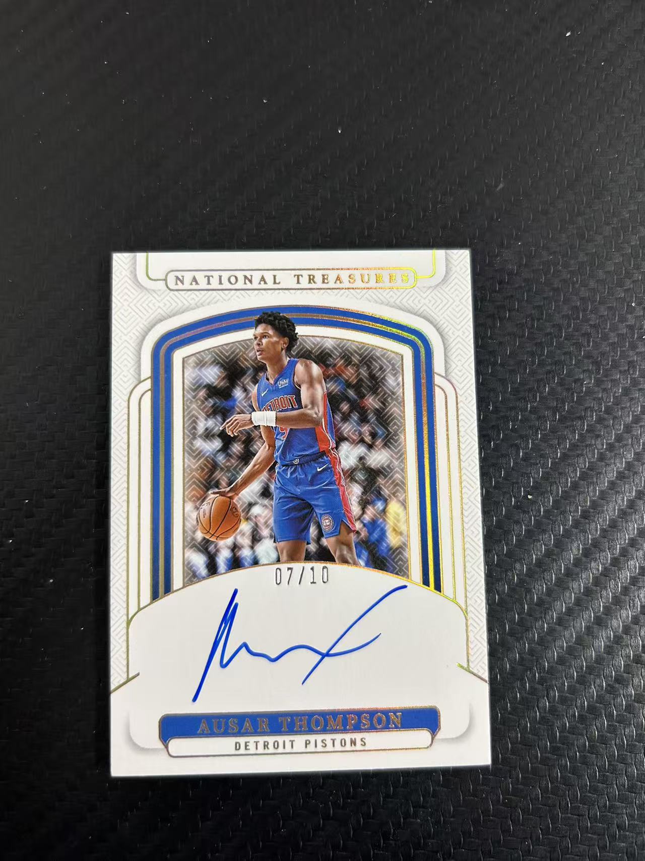 2024-25 Panini National Treasures Ausar Thompson #SIG-ASR【灯灯拍卡】 活塞 国宝 奥萨尔 汤普森 金平行 签字 卡签 07/10 低编【雪茄】