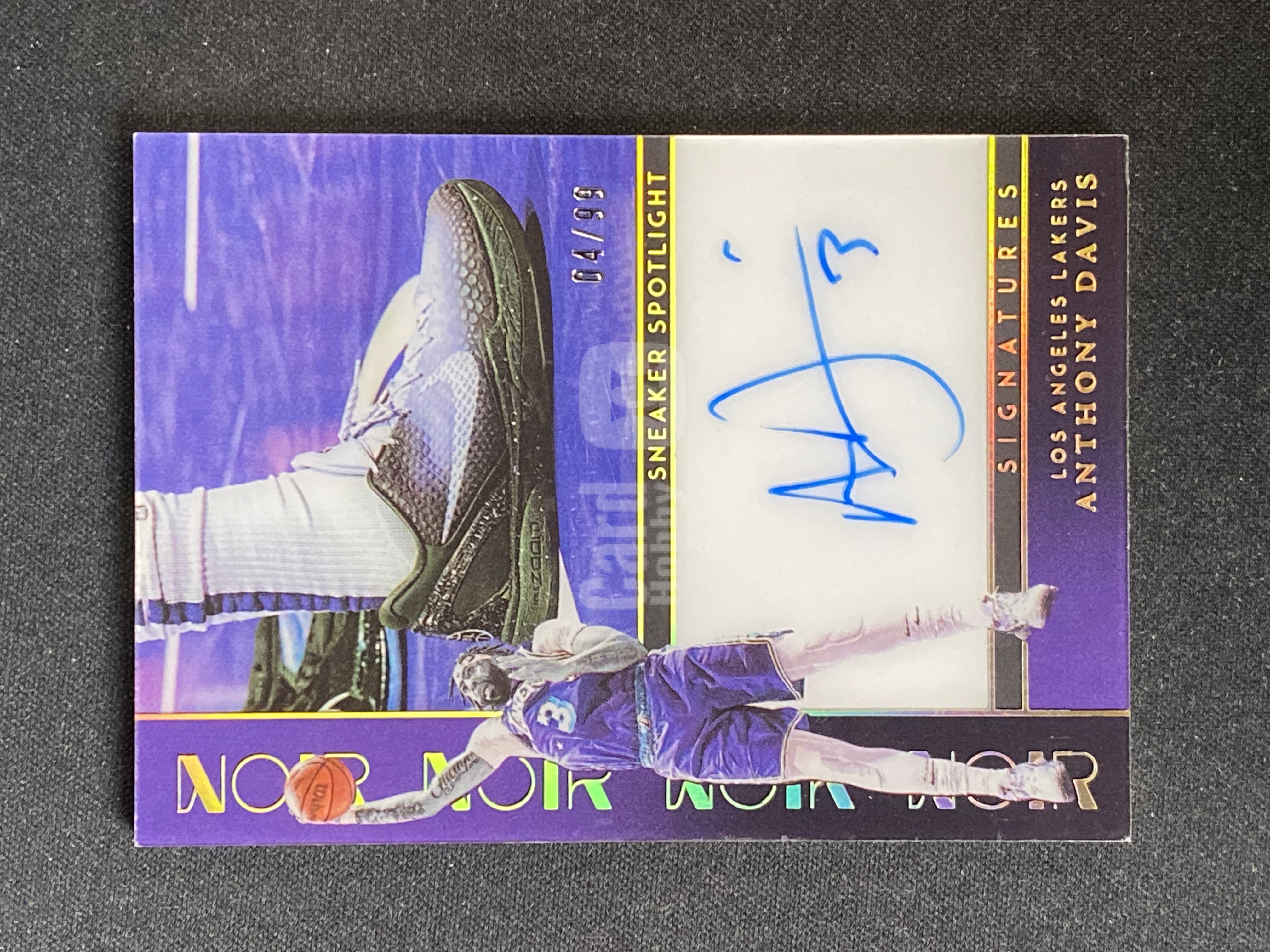 【小幻拍卖】2023-24 PANINI NOIR ANTHONY DAVIS 诺尔 湖人 安东尼 戴维斯 浓眉 /99编 球鞋聚光灯 鞋灯签 卡签 签字 系列搏点 微瑕如图/宇杰/【A】