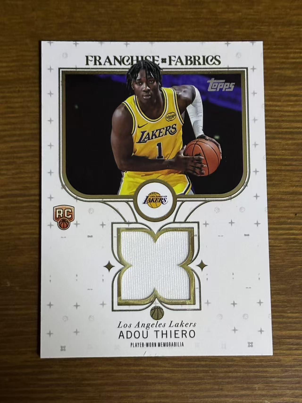 2025 Topps flagship Adou Thiero RC 【磊子球星卡】新秀 亲穿 球衣切割 物料 阿杜 蒂耶罗 湖人 勒布朗詹姆斯东契奇同事 瑕疵如图