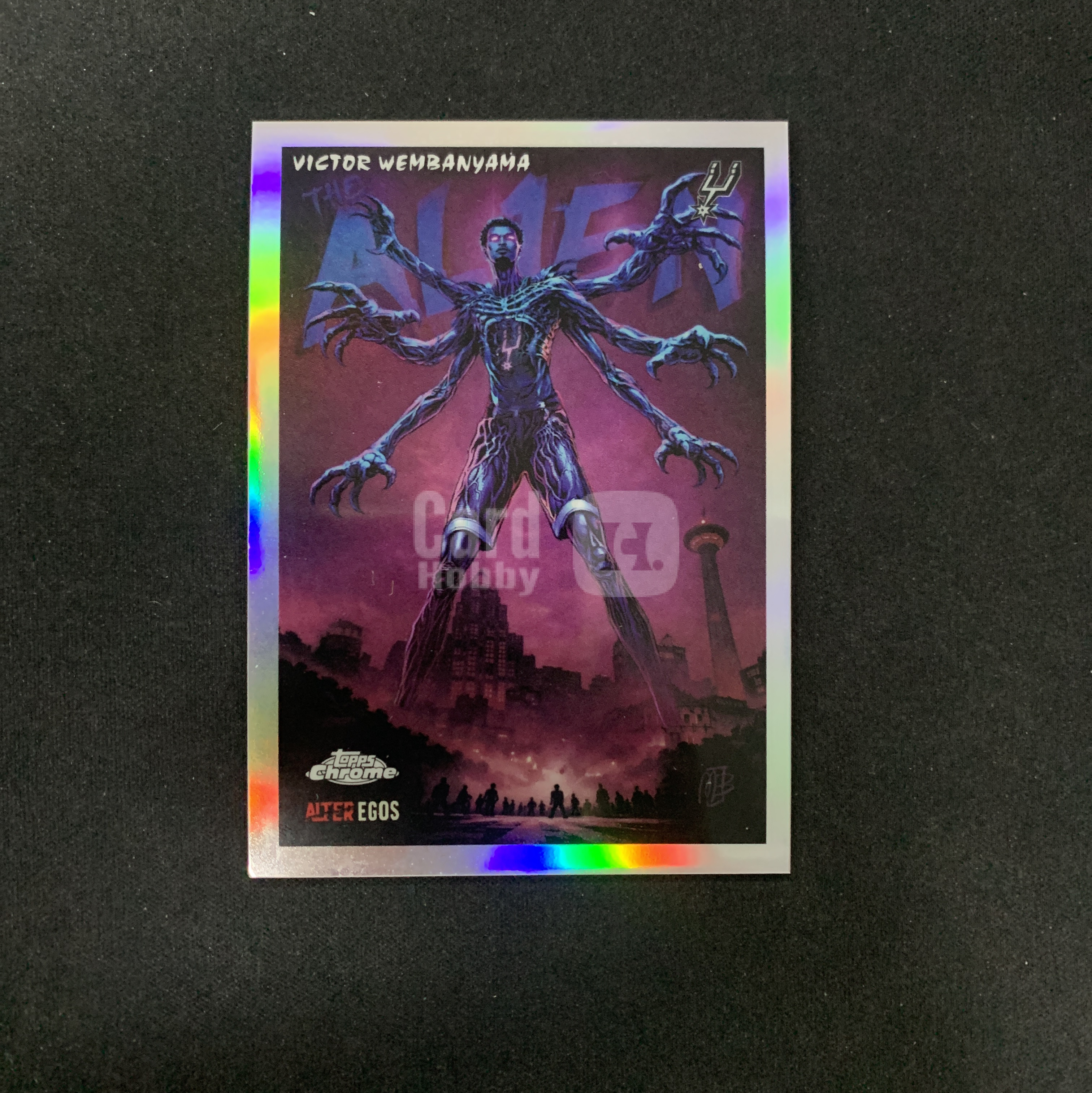 2025-26 Topps Chrome Update Victor Wembanyama 【YK卡牌】马刺 文班亚马 ALTER EGOS 绰号特卡 外星人 漫画 银折 超大比例 SSP 瑕疵（骆总