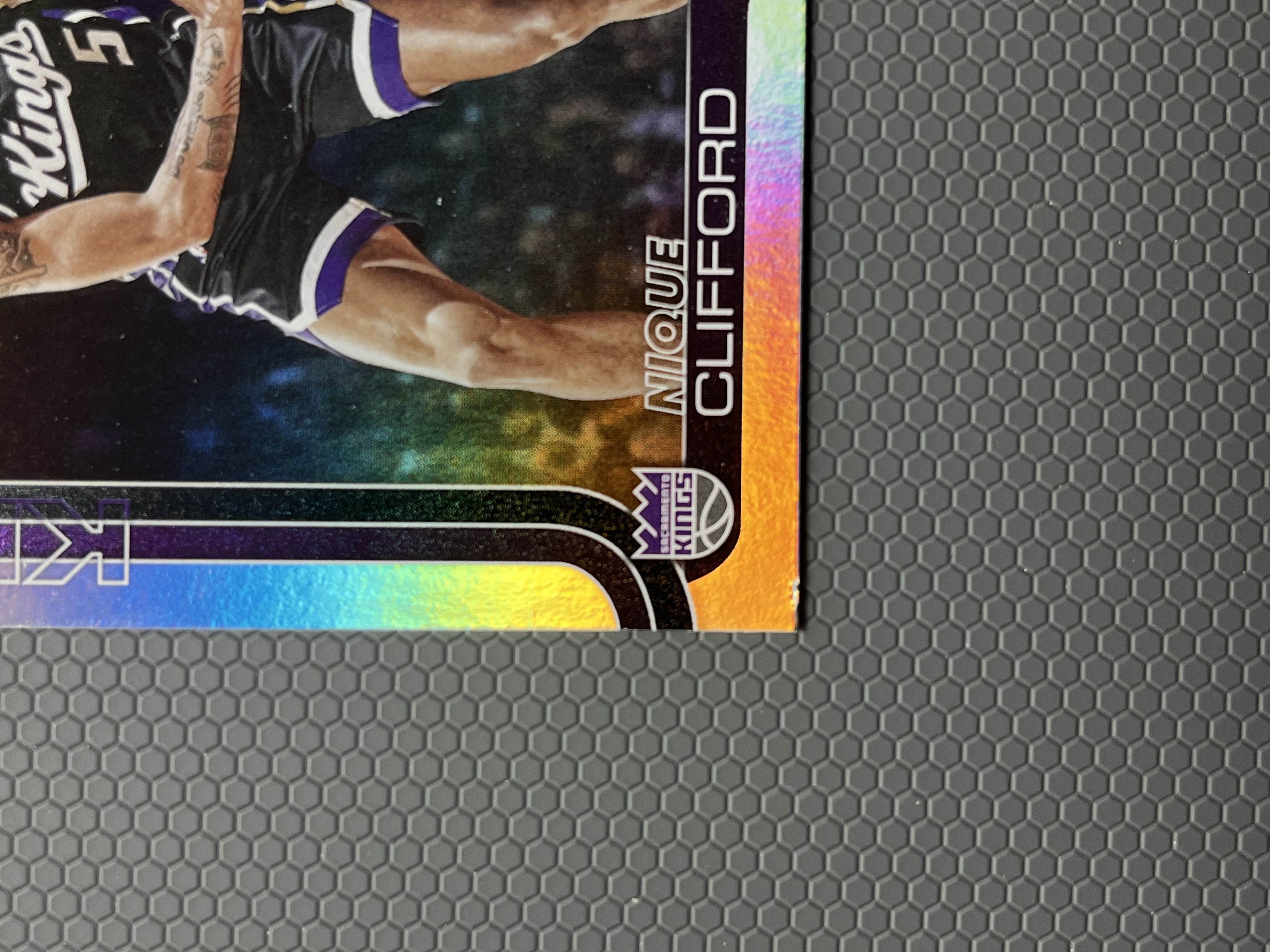 2025 Topps 尼克·克利福德 NIQUE CLIFFORD 国王 新秀 RC 折射 银折 左下角微瑕 卡品如图-左