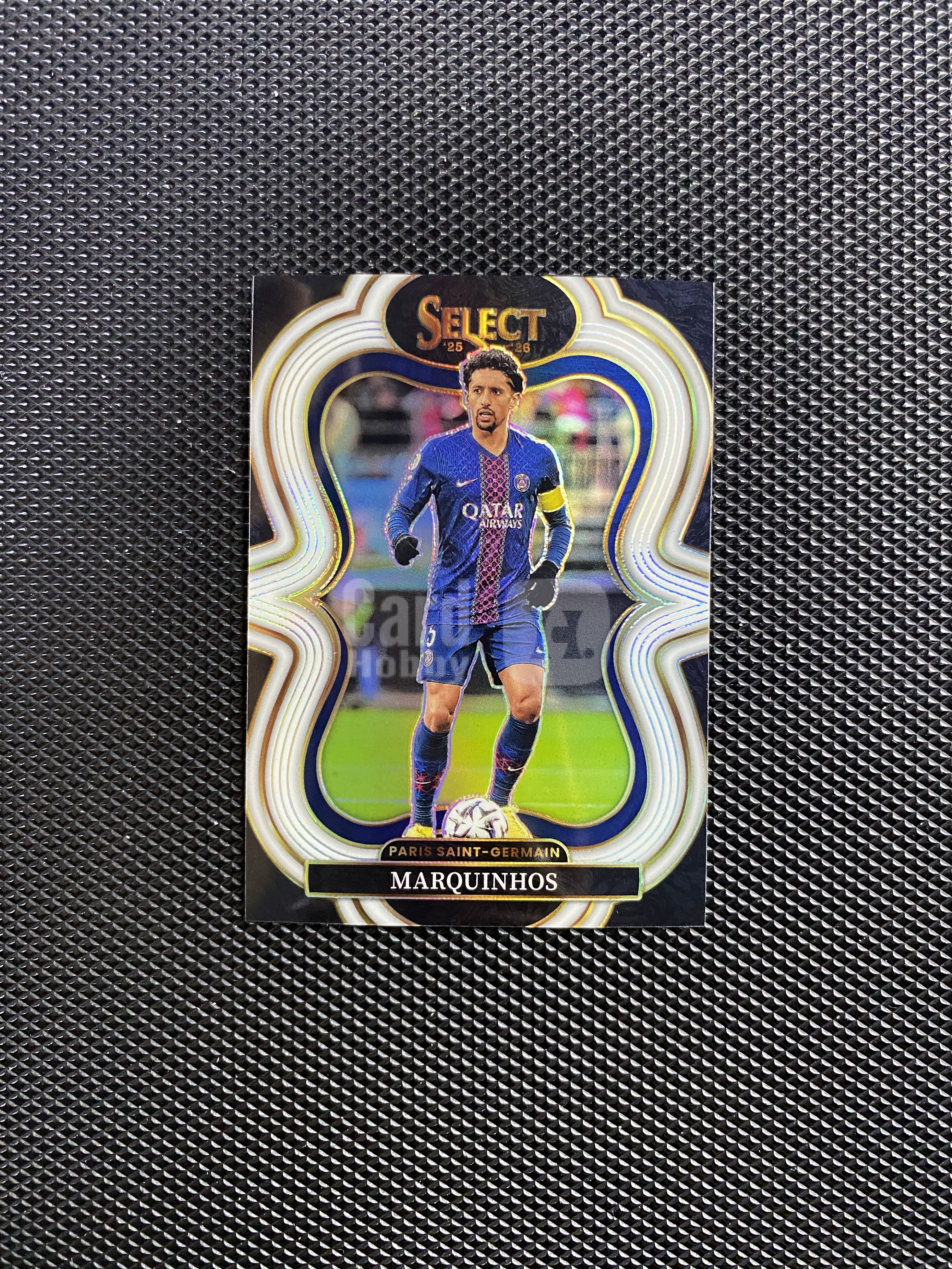 【深情拍卖】2025-26 Panini Select 法甲 Marquinhos 巴黎圣日耳曼 巴西 马尔基尼奥斯 20编 白折 二级 卡品如图 #js548#