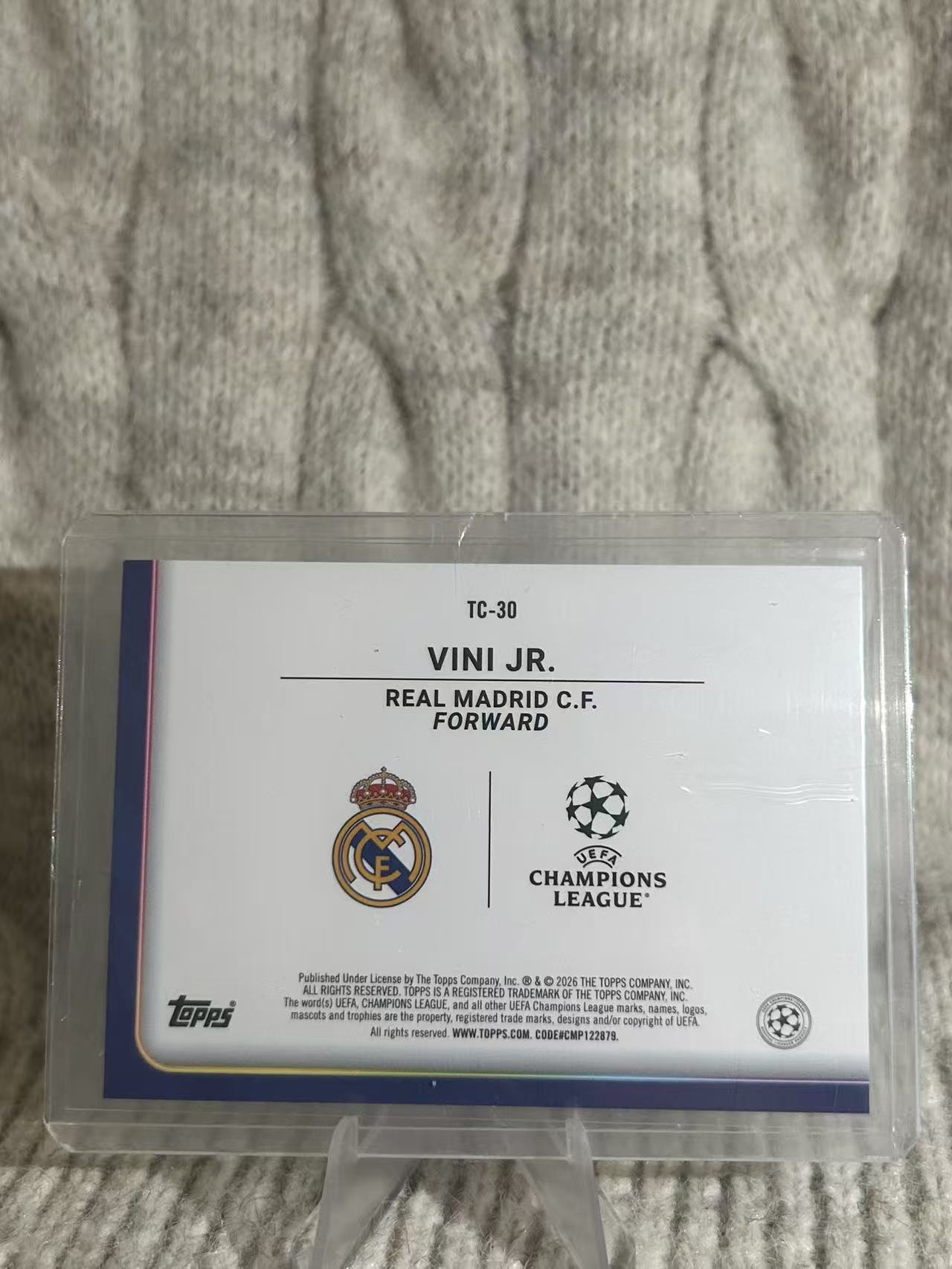 2025 Topps UEFA Champions League Vini Jr 维尼修斯,Trophy Chasers 奖杯追逐者特卡,绿折,32/99 编。皇马前锋,奖杯主题特卡