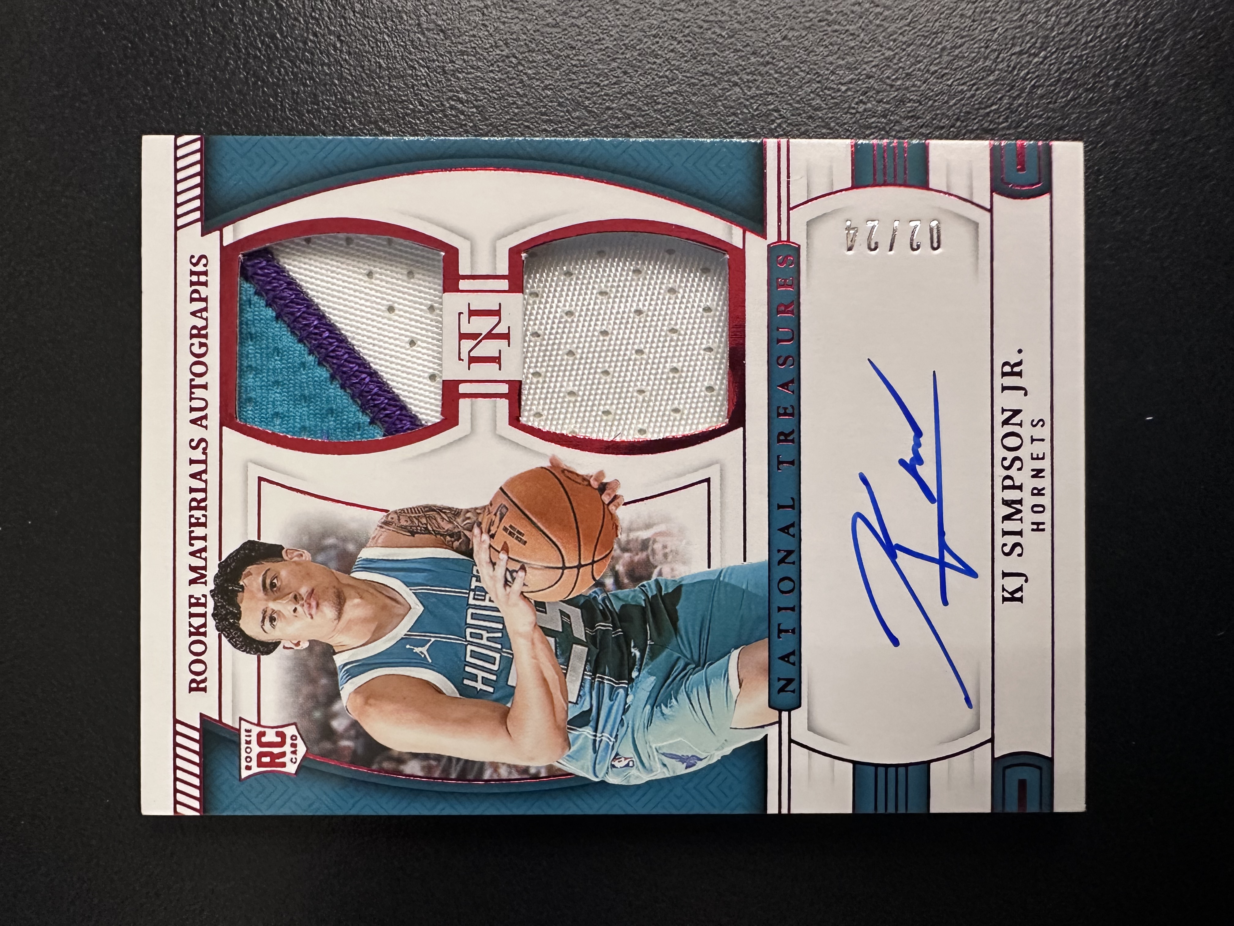 【Pw代卖】2024-25Panini国宝国际版 Kj Simpson Jr. 小Kj辛普森 黄蜂 新秀 RC 国宝双窗 三色暴力切割 Rpa 卡签 签字 国际版独占 02/24编 卡品如图 萝卜哥