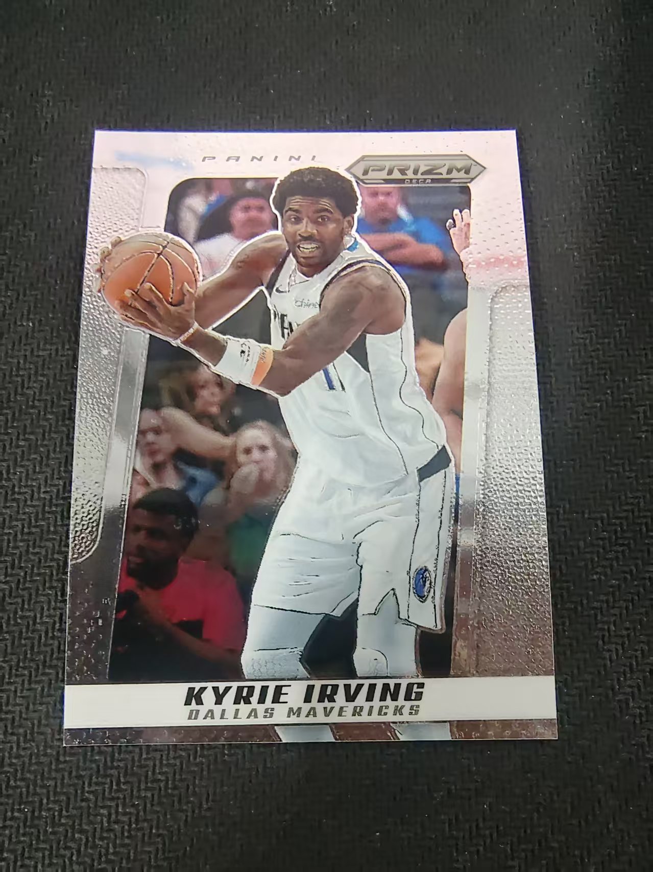 【可合并,不累计】2024-25 Panini Prizm deca Kyrie Irving 独行侠 凯里欧文 元年复刻 PZ 划痕 边角瑕疵 #20