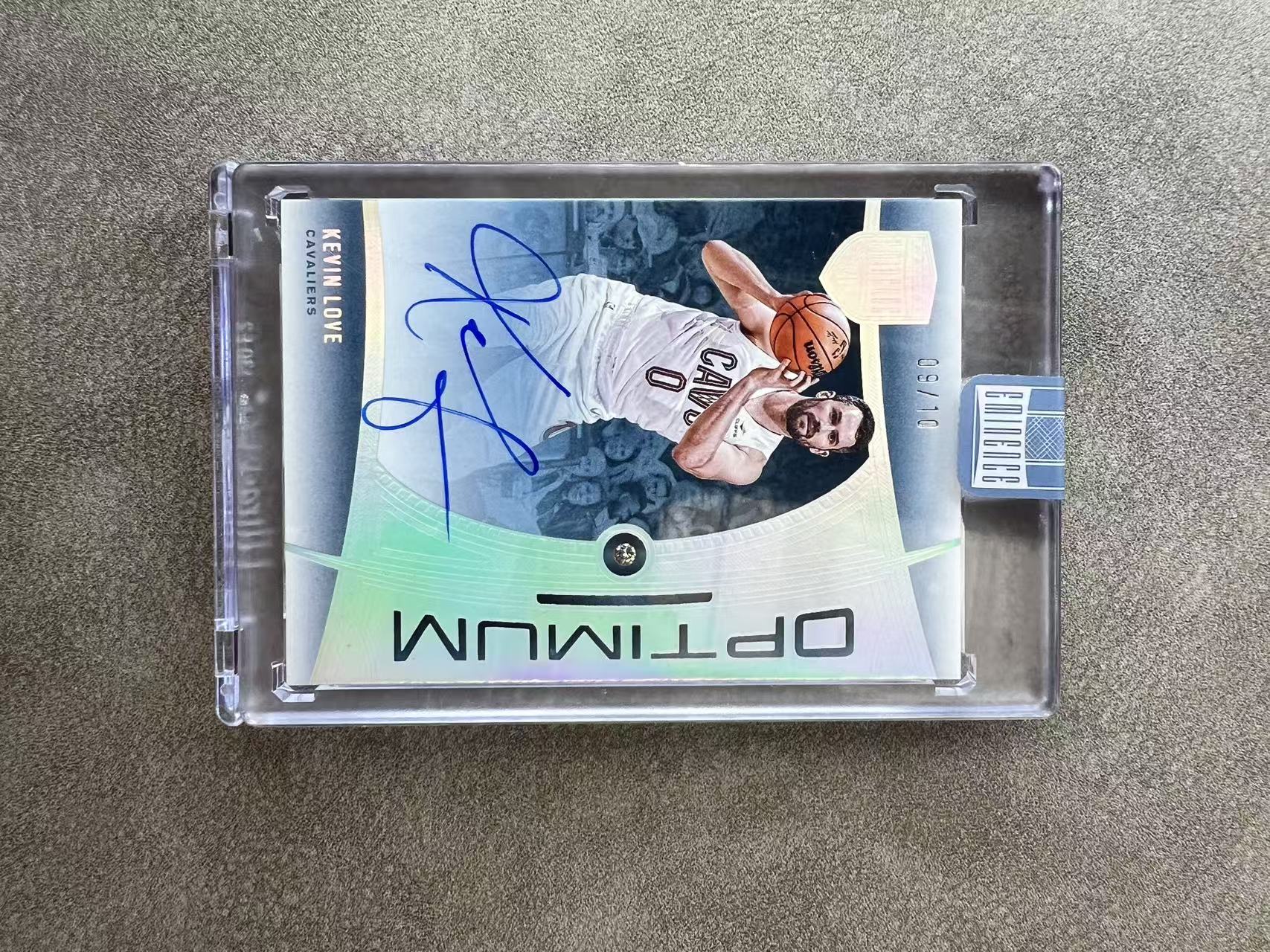 6368【330球星卡实体店代卖】panini 24-25 大真金 凯文乐福(Kevin Love)钻石 签字 AUTO 卡签 09/10编 原封砖 骑士 仅顺丰寄付(ZHS)