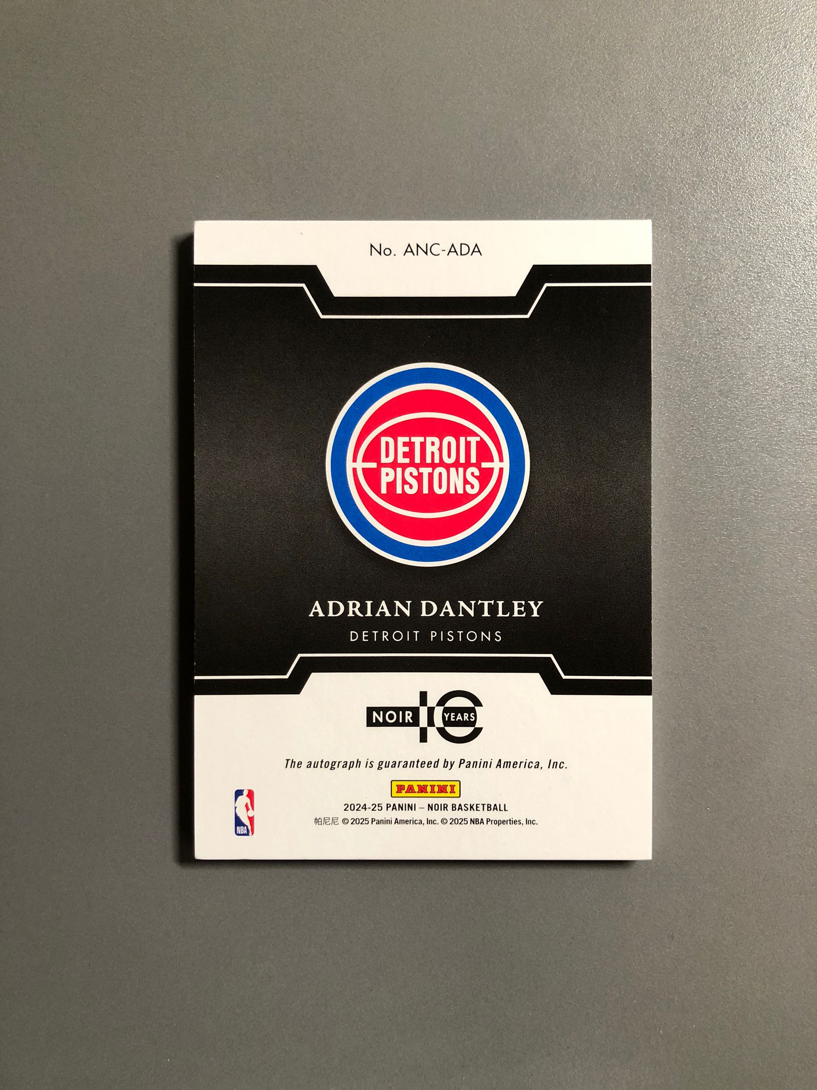 2024-25 Panini Noir Adrian Dantley 阿德里安·丹特利 活塞 签字 卡签 Noir Auto 99编 实卡好看 卡品如图 可累计 KH002【诚接代卖】