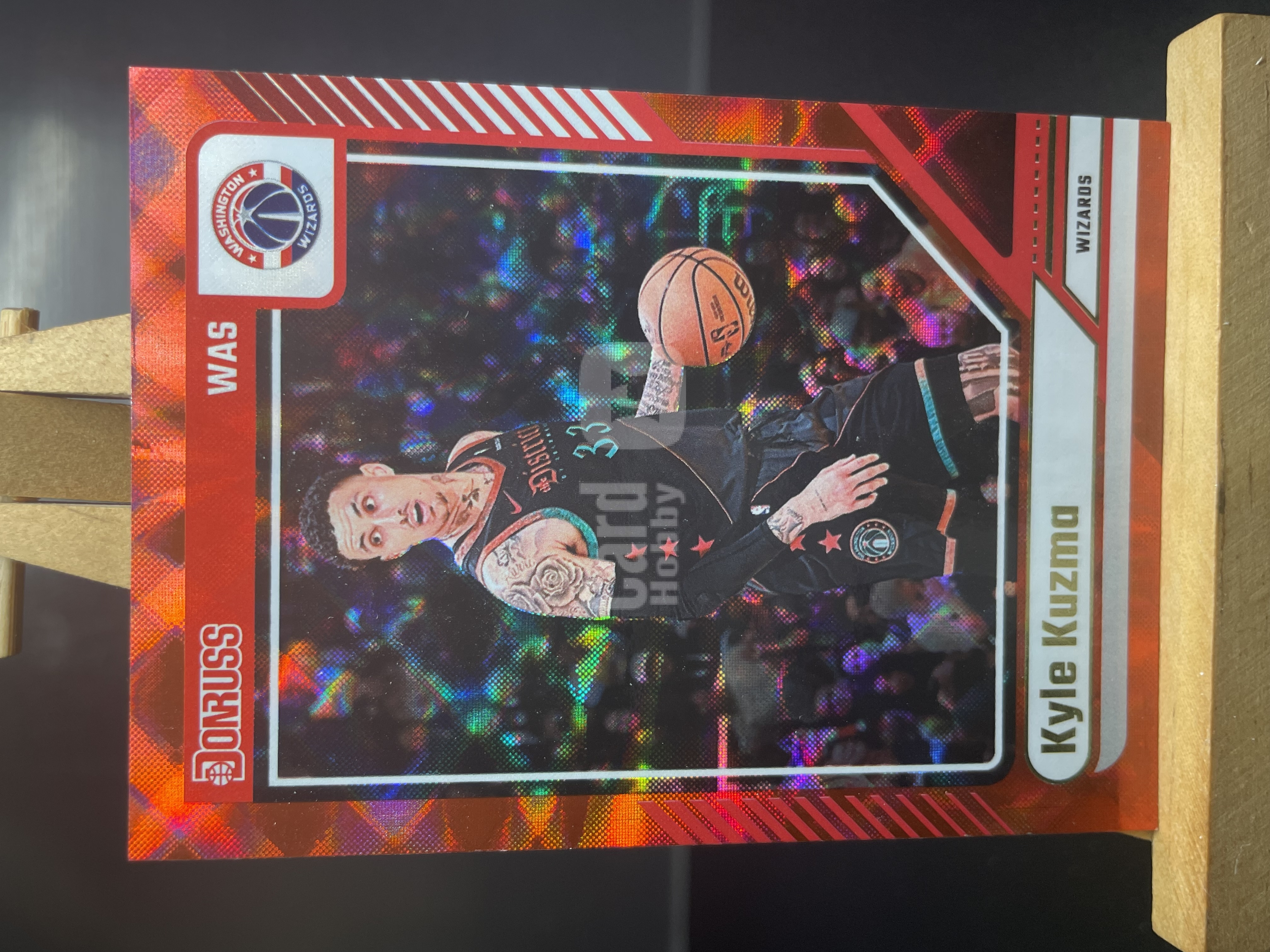 (A5) 2024-25 PANINI 杜蕾斯系列 红蛛网折 凯尔 库兹马 奇才   近期大热球星  收藏凑套必备  卡品如图 ！！！