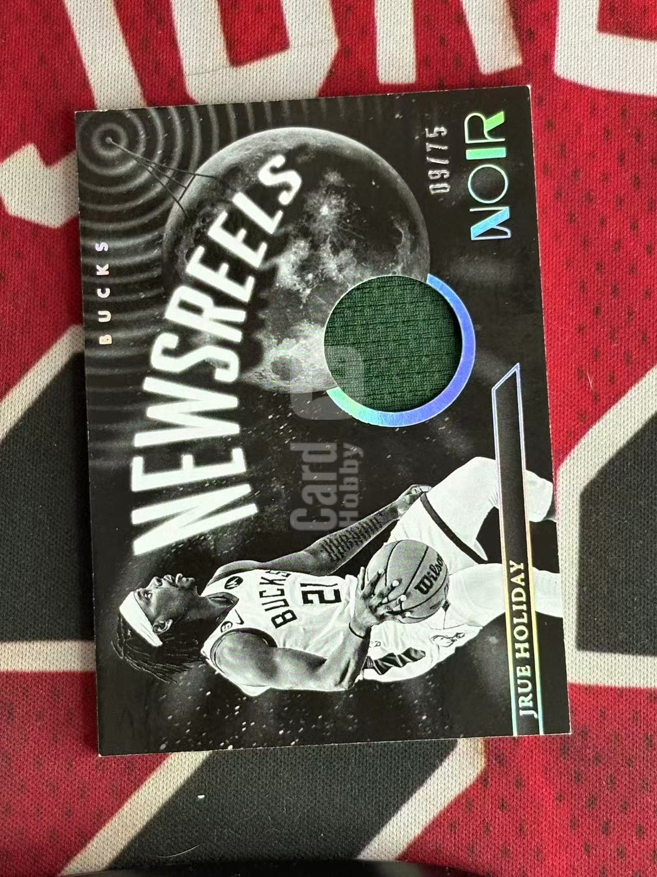 2022-23 PANINI NOIR JRUE HOLIDAY 诺尔高端系列 雄鹿 朱哥 朱霍乐迪 75编 GU 亲穿落场球衣物料切割 衣料实物卡 银闪版 专收凑套必备【烂臭嘴拍卖】