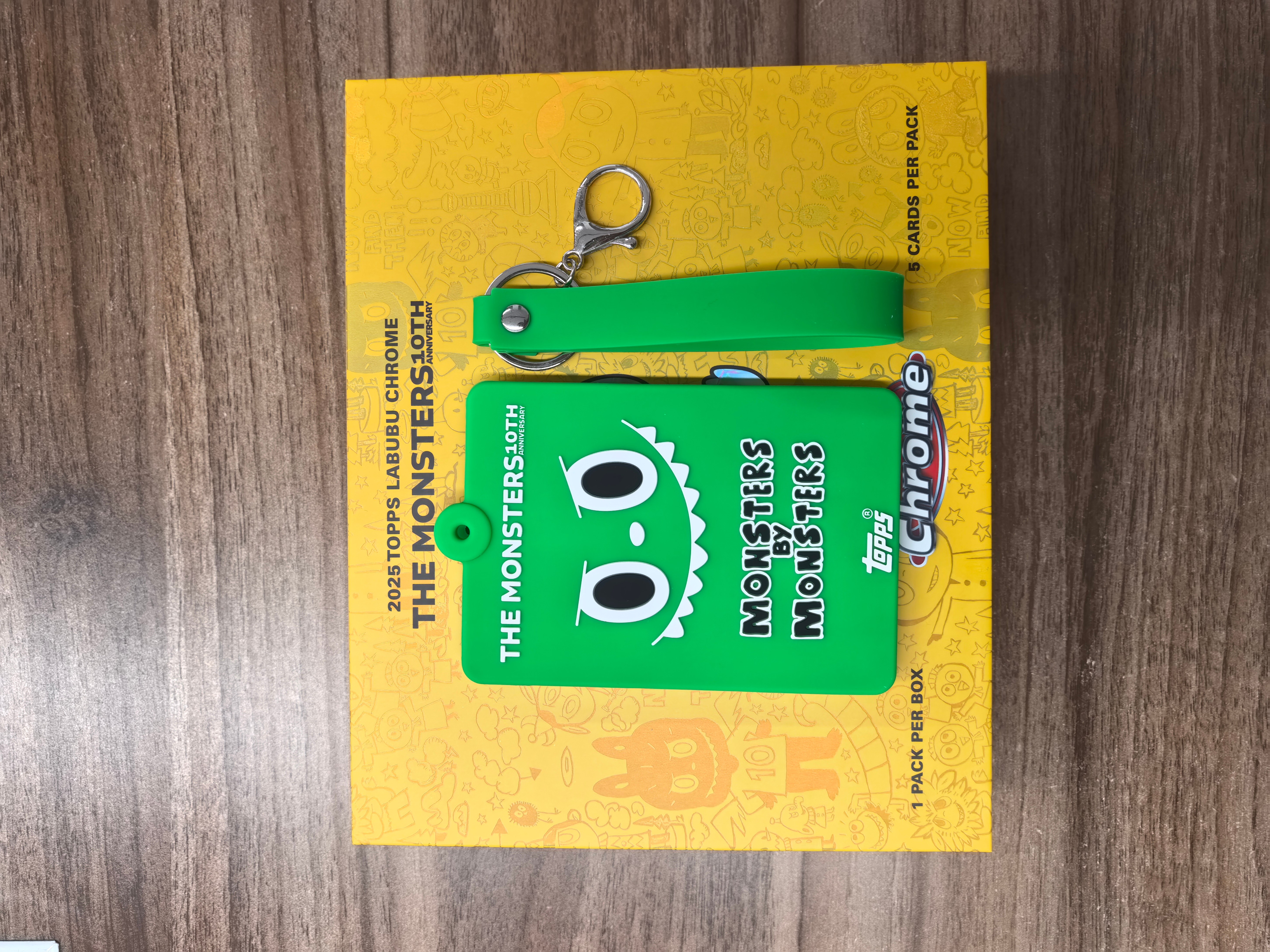 2025 Topps Labubu Chrome The Monsters 10周年 泡泡玛特 POP MART 拉布布 龙家升 外盒卡套卡砖一套 颜色：绿色 收藏必备 小U1