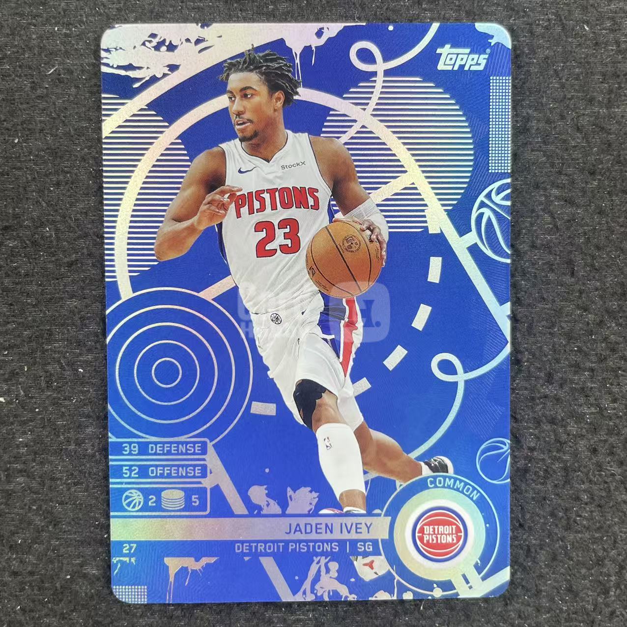 【小旋风拍卖】2025 Topps Match Attax Jaden Ivey 杰登 艾维 活塞 蓝折 游戏版 收藏必备