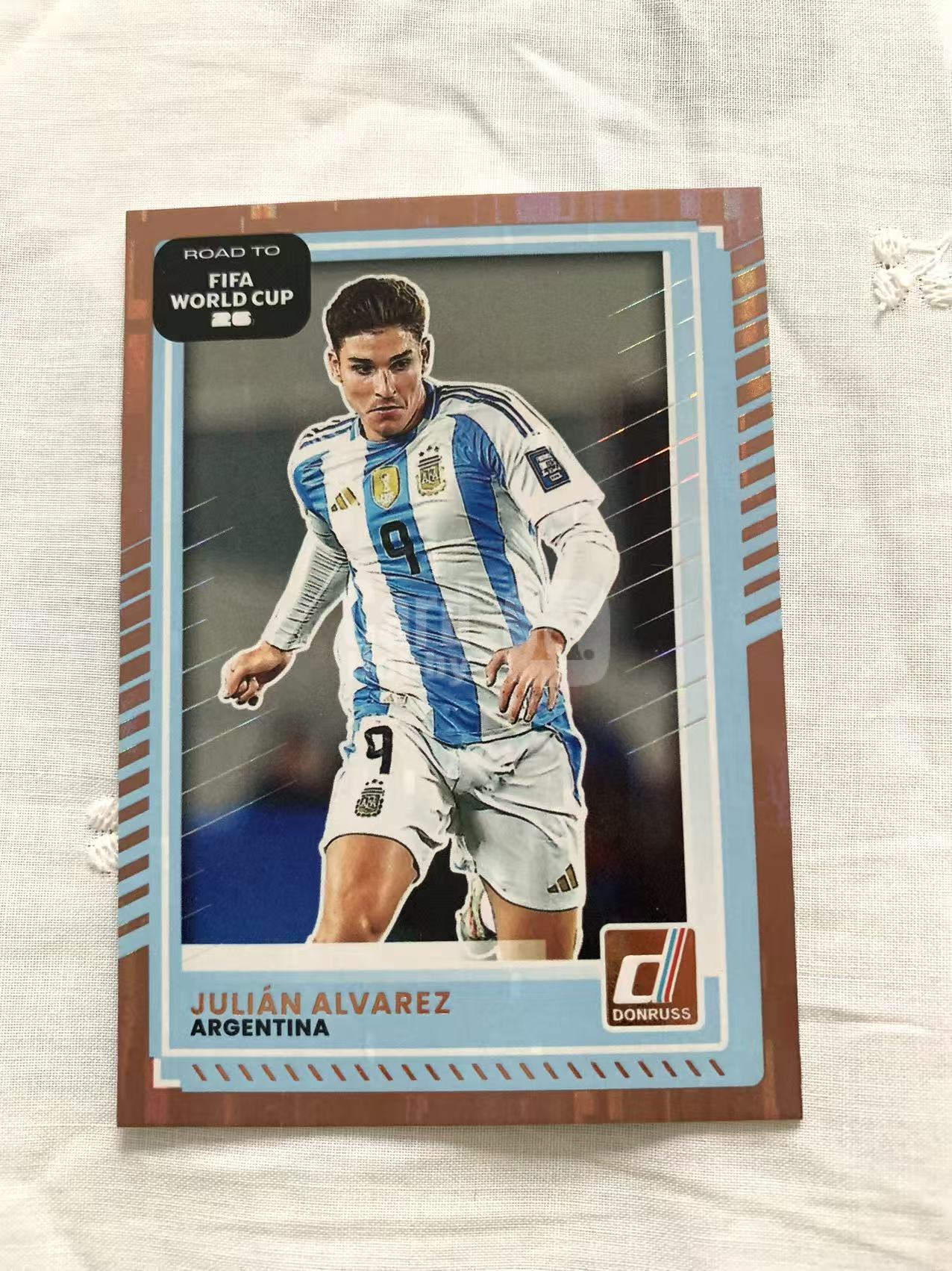 2025-26 Panini Donruss Julian Alvarez 杜蕾斯 世界杯之路 阿根廷 胡利安 阿尔瓦雷斯 小蜘蛛 马德里竞技 瀑布折 威武